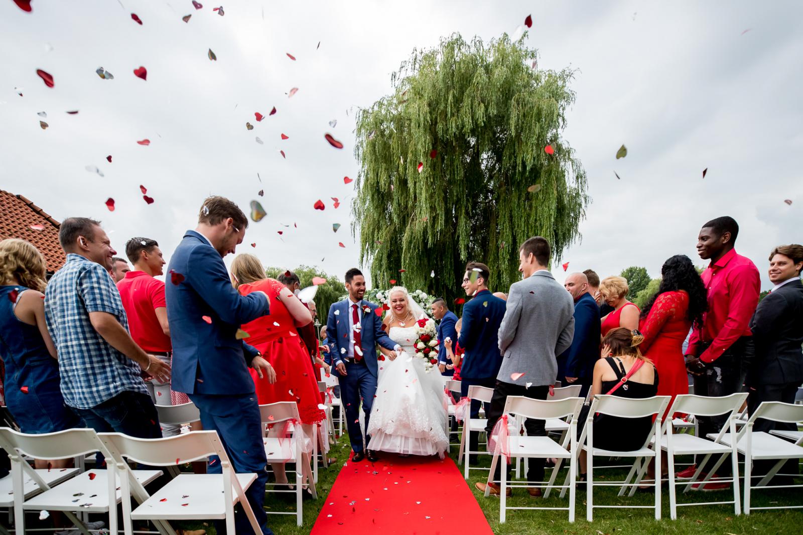 Hartjes confetti tijdens ceremonie in Zoetermeer