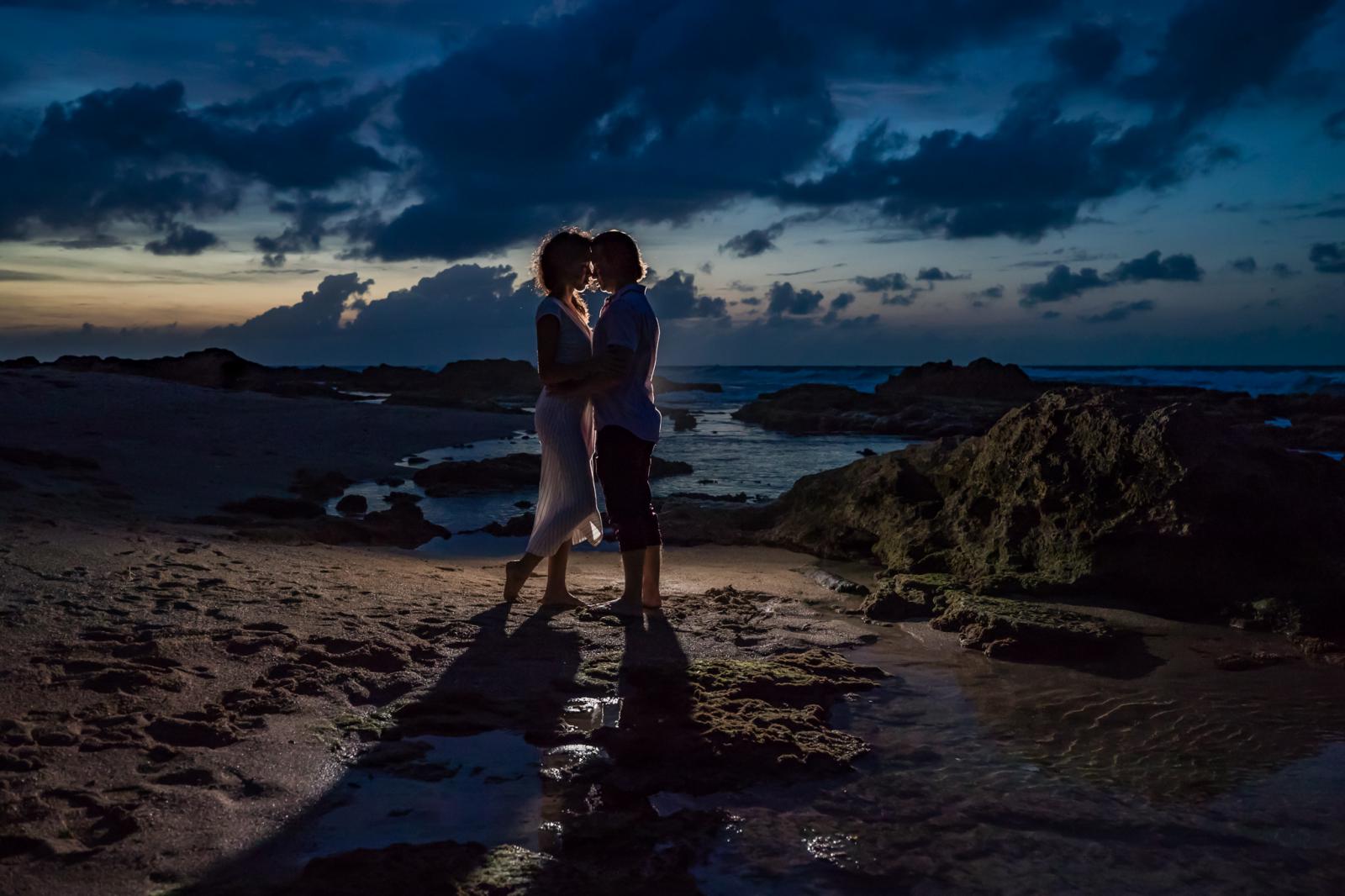 Romantische Loveshoot strand San Juan ondergaande zon