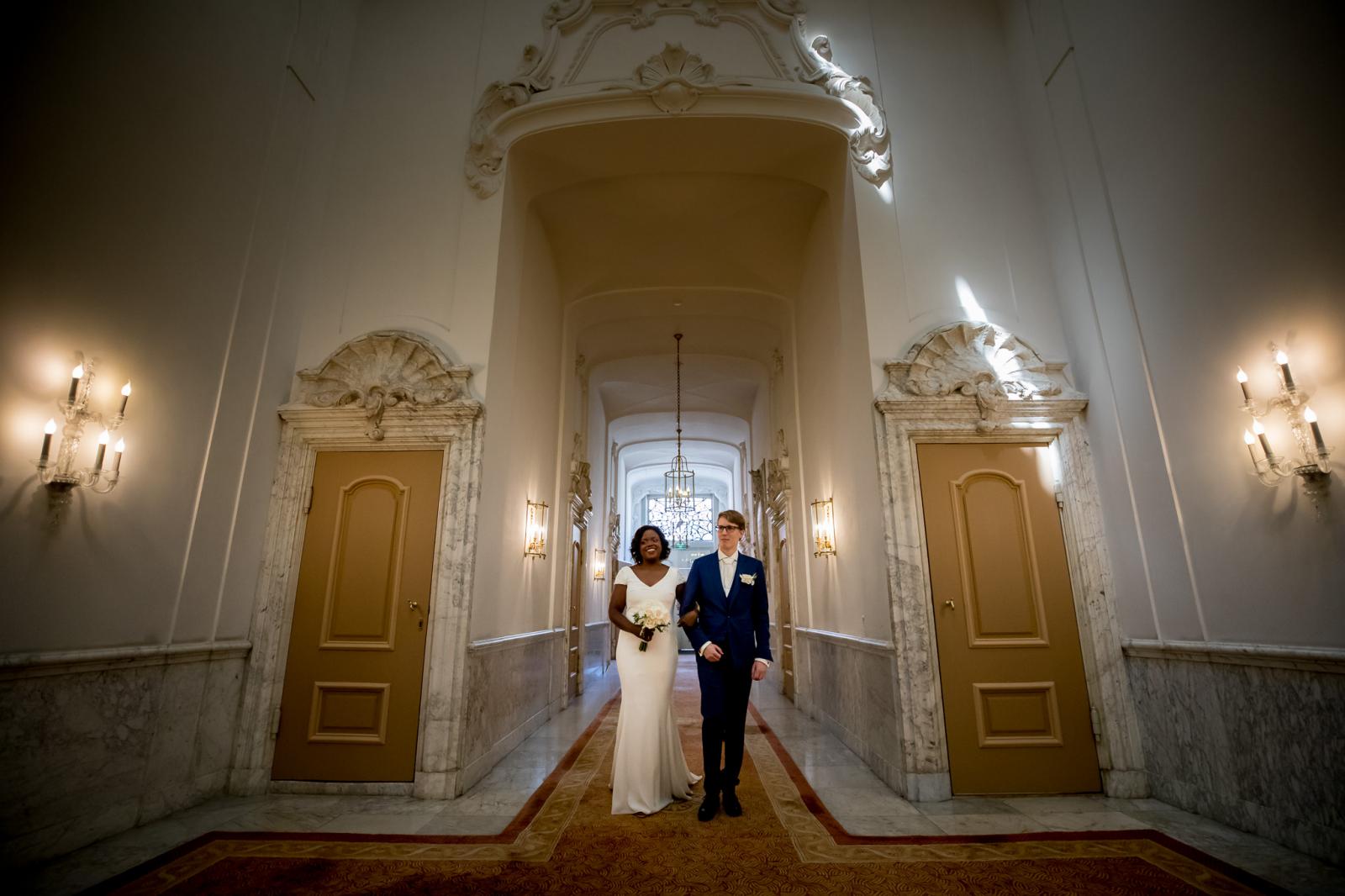 Opkomst bruidspaar stadhuis Den Haag