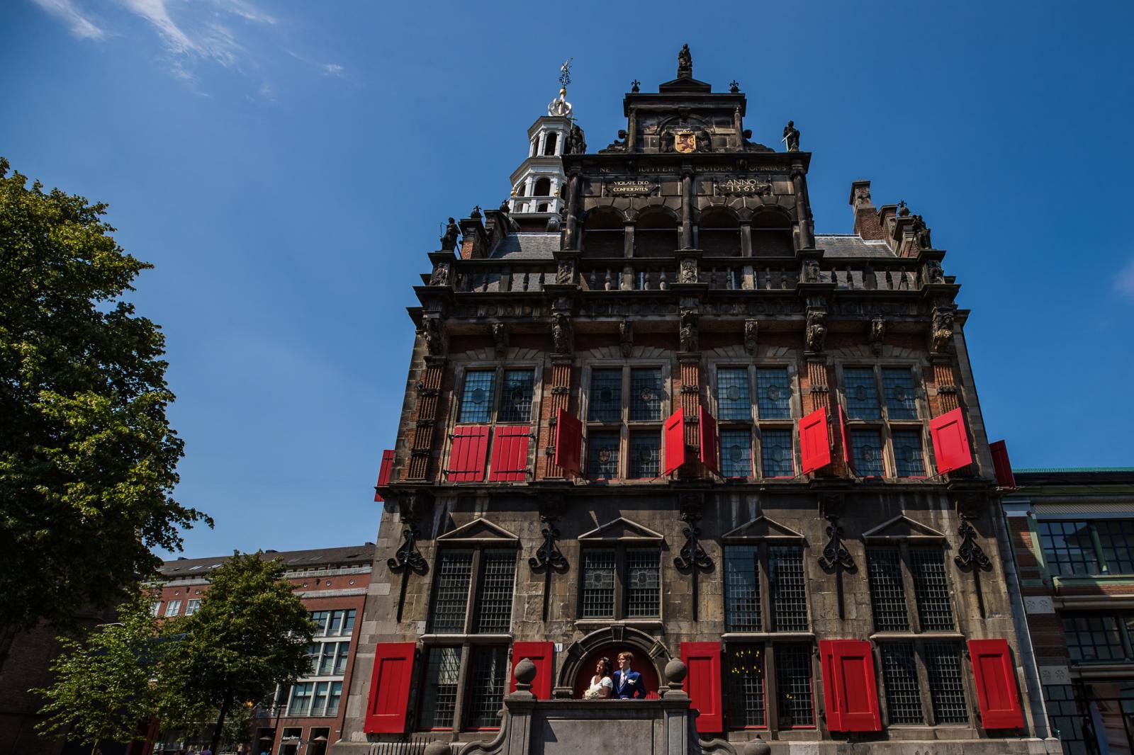 Bruidspaar achterkant Stadhuis Den Haag