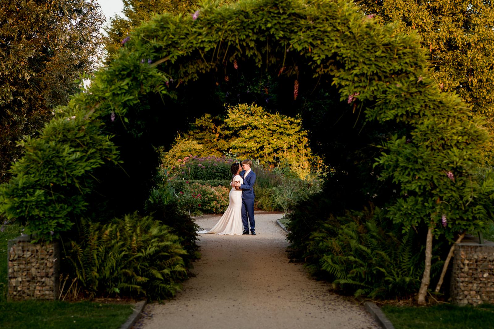 Bruidspaar in de botanische tuin utrecht