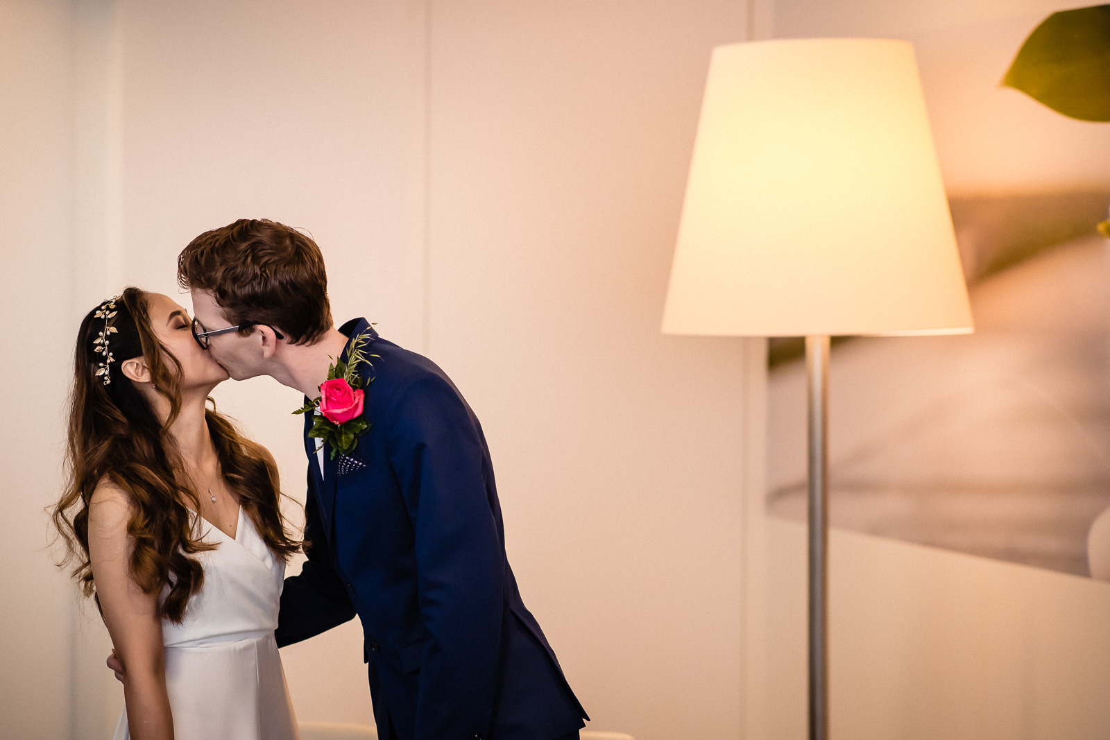 First kiss bruidspaar Nieuwegein