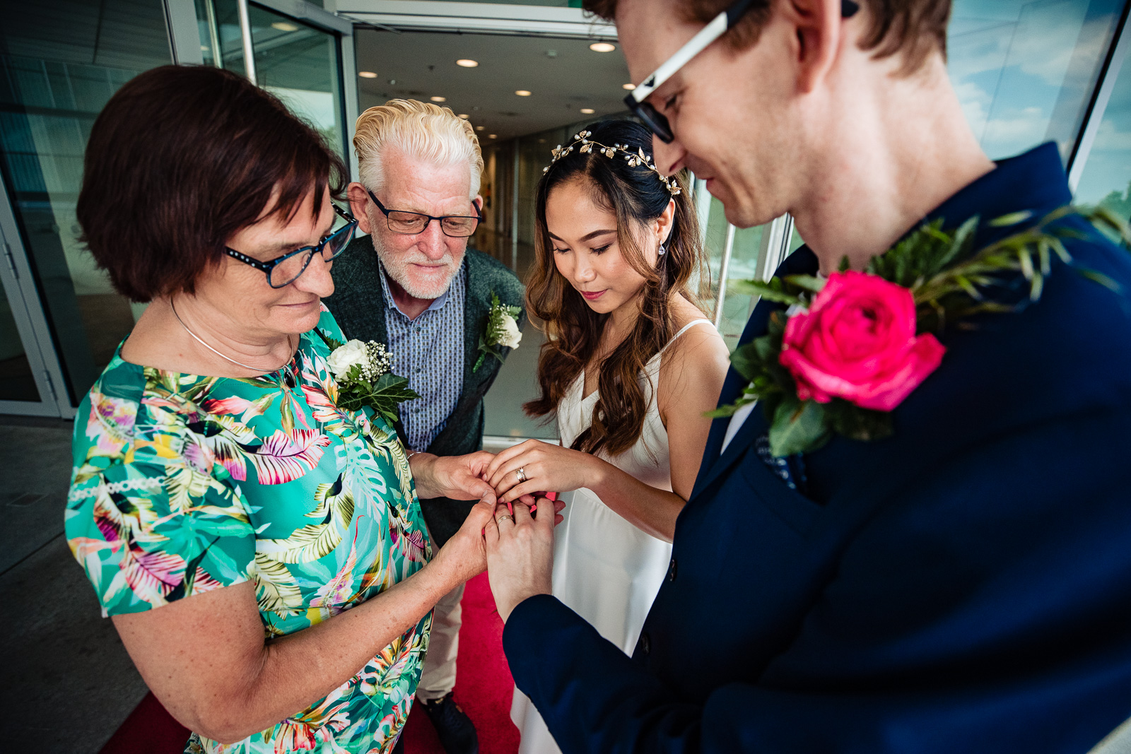 ouders bekijken de ringen bruidspaar