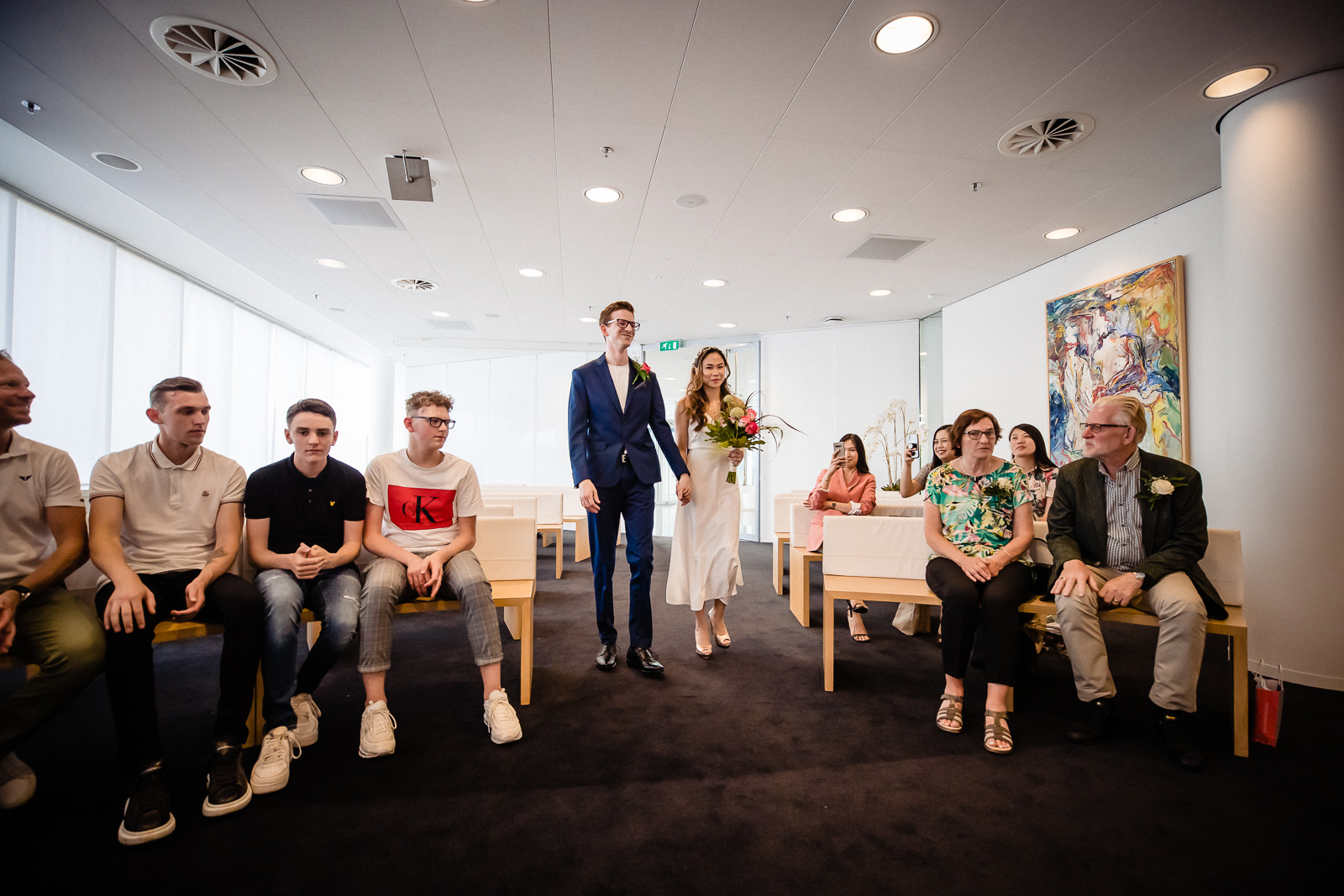 Bruidspaar loopt de trouwzaal in Nieuwegein binnen 