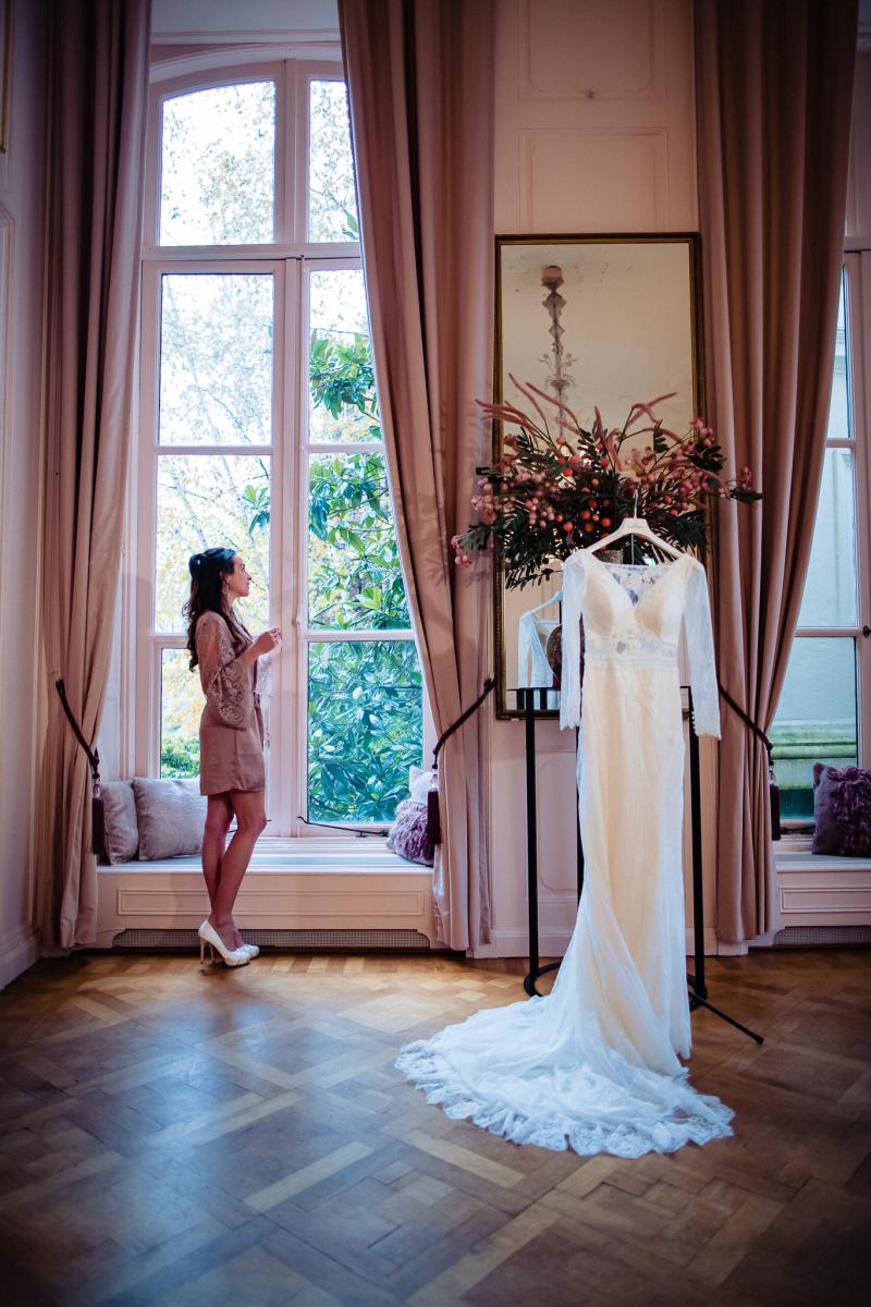 Bruid aankleden spaansche hof den haag door bruidsfotograaf Paco van Leeuwen