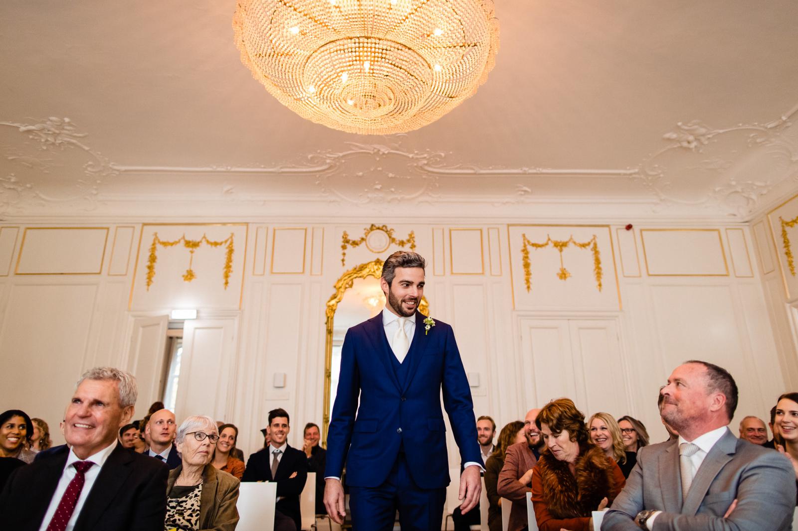 Entree bruidegom bij trouw ceremonie spaansche hof Den haag