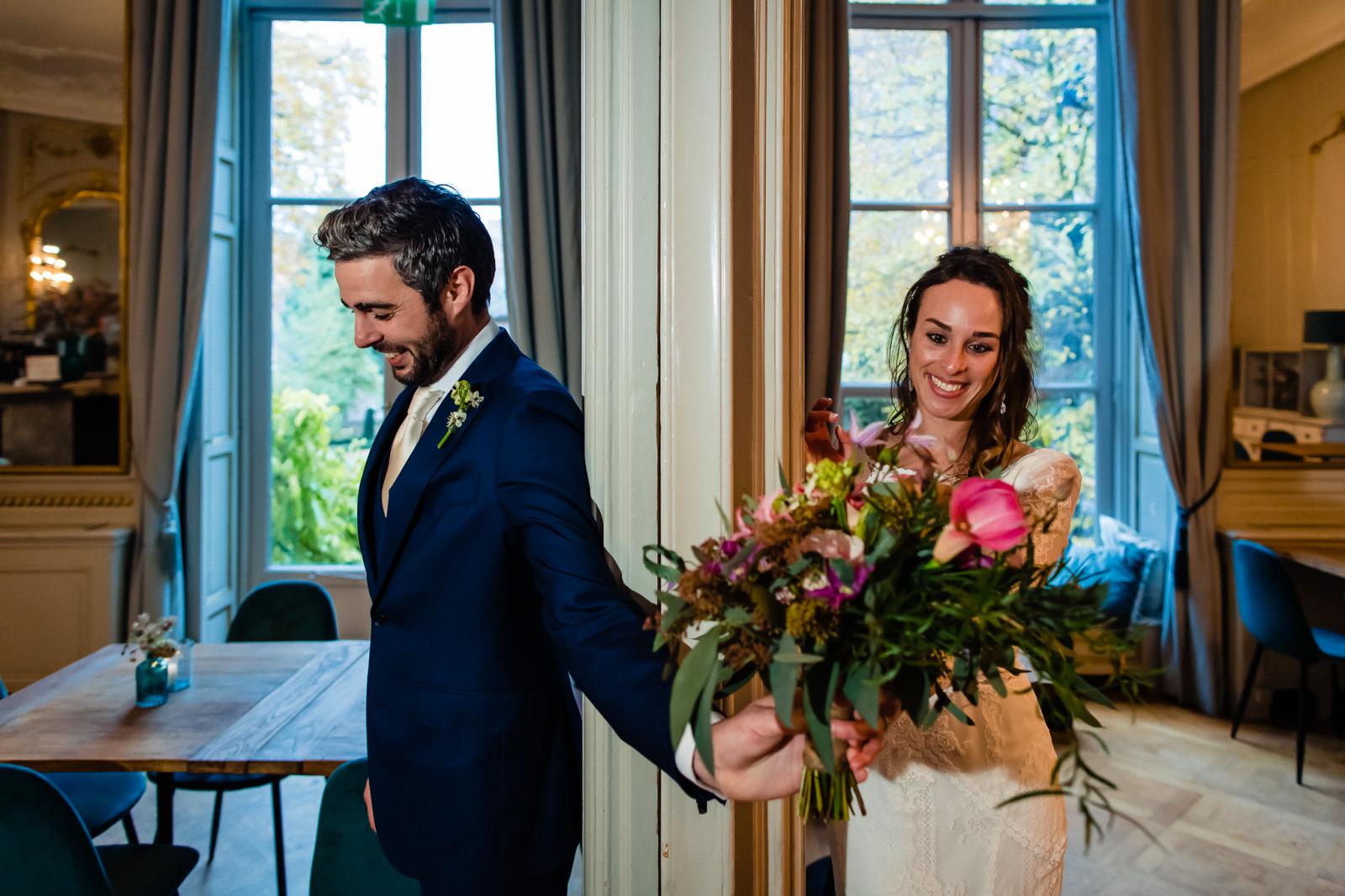 first touck met bruidsboeket trouwfotograaf den haag spaansche hof