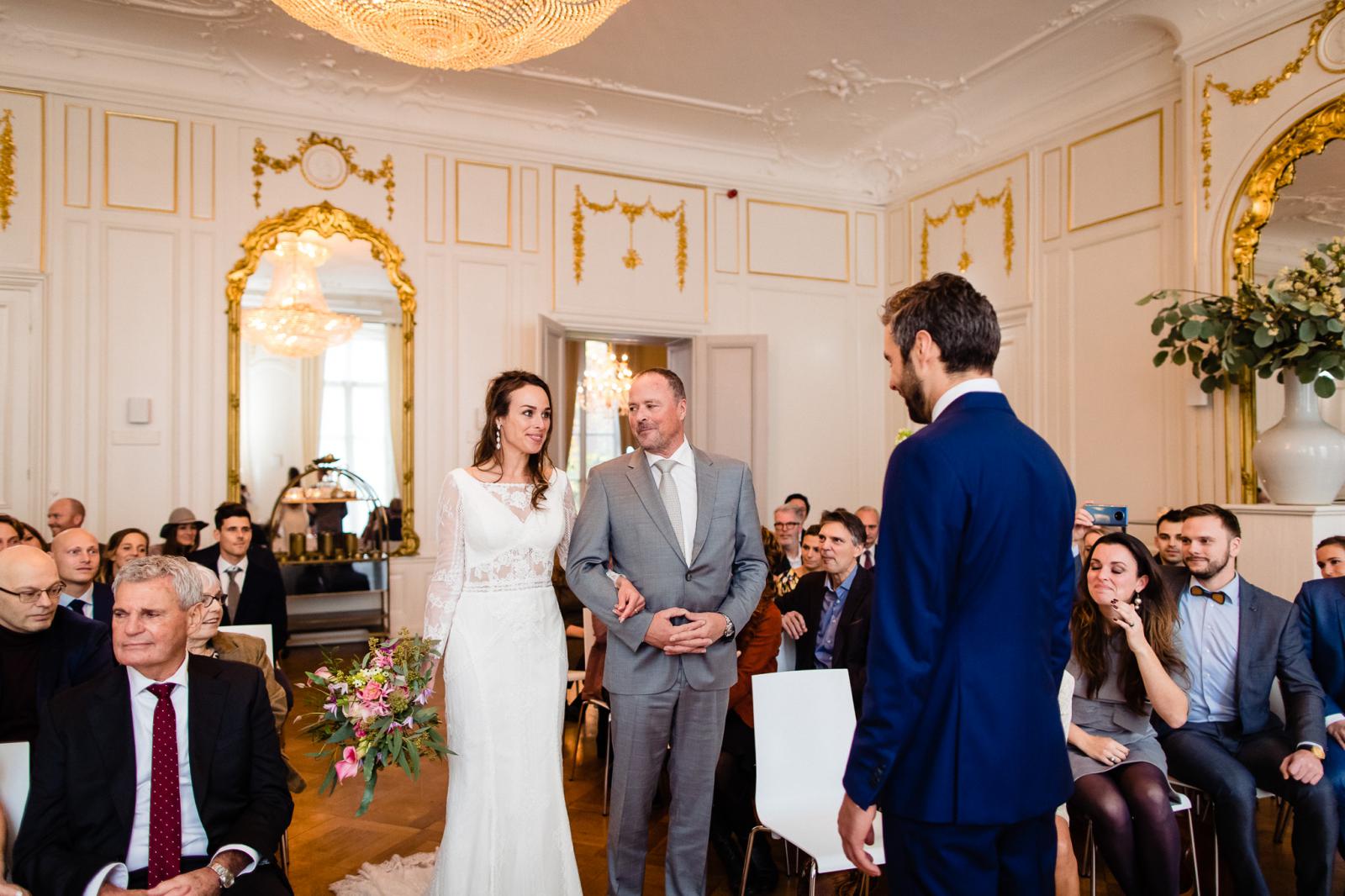 bruid met vader maken hun entree voor ceremonie trouwfotograaf den haag spaansche hof