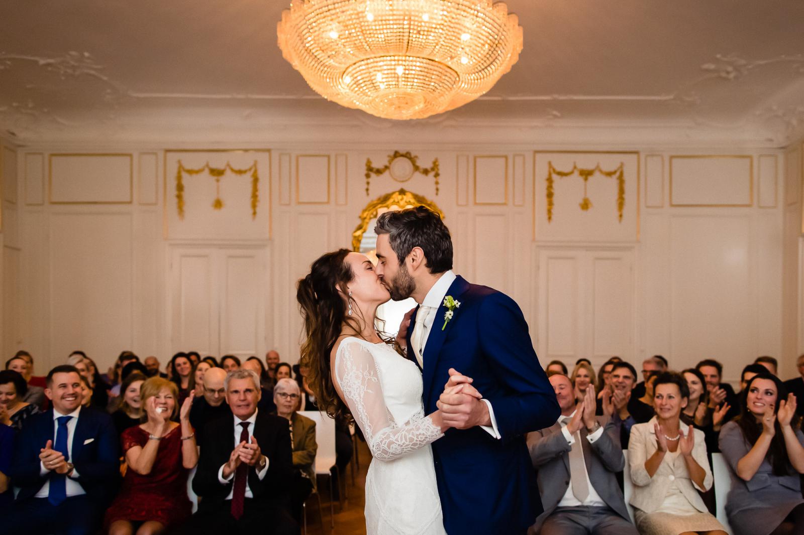 first kiss trouwceremonie trouwfotograaf den haag spaansche hof