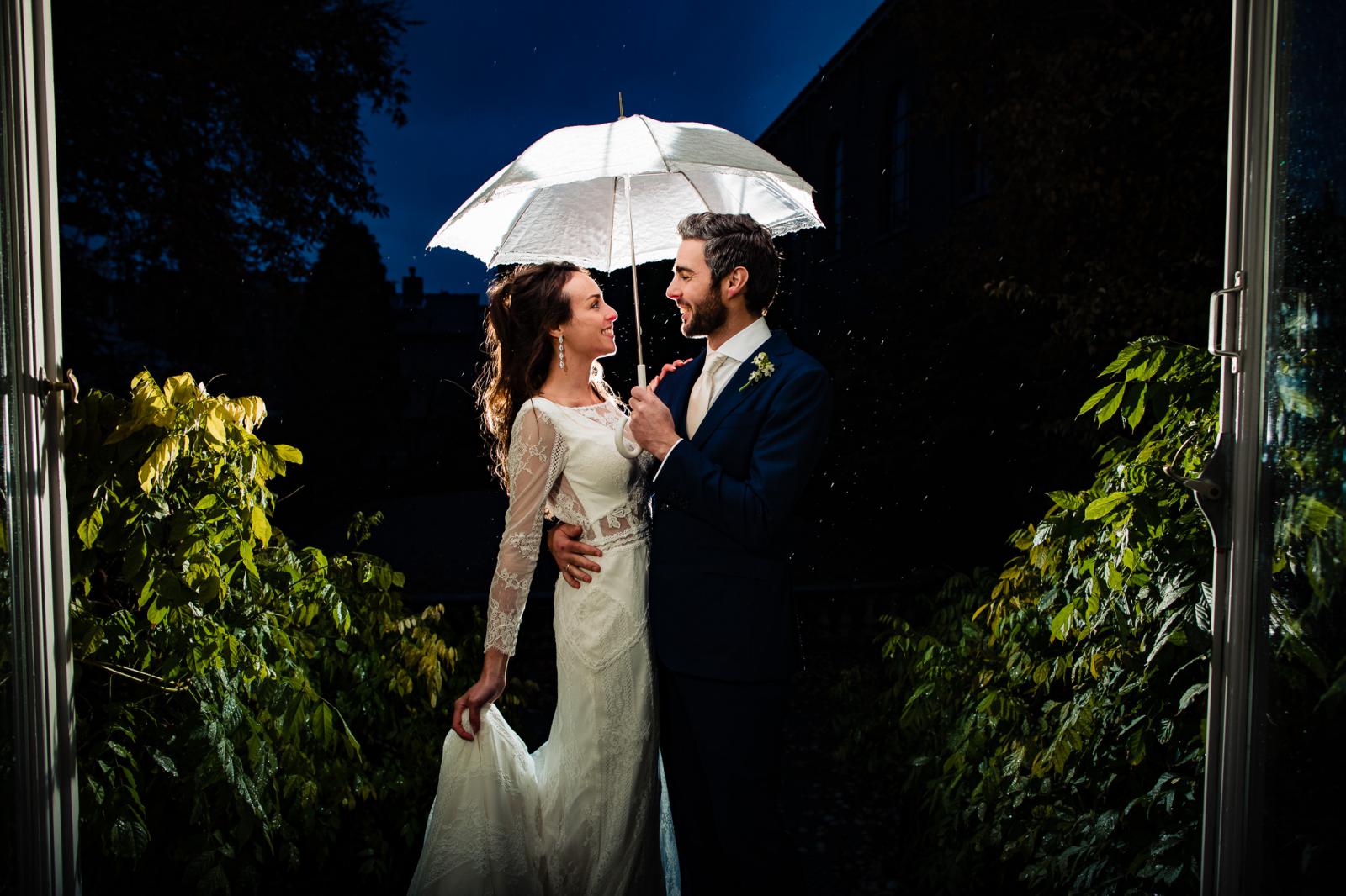 trouwreportage in de regen door trouwfotograaf den haag spaansche hof