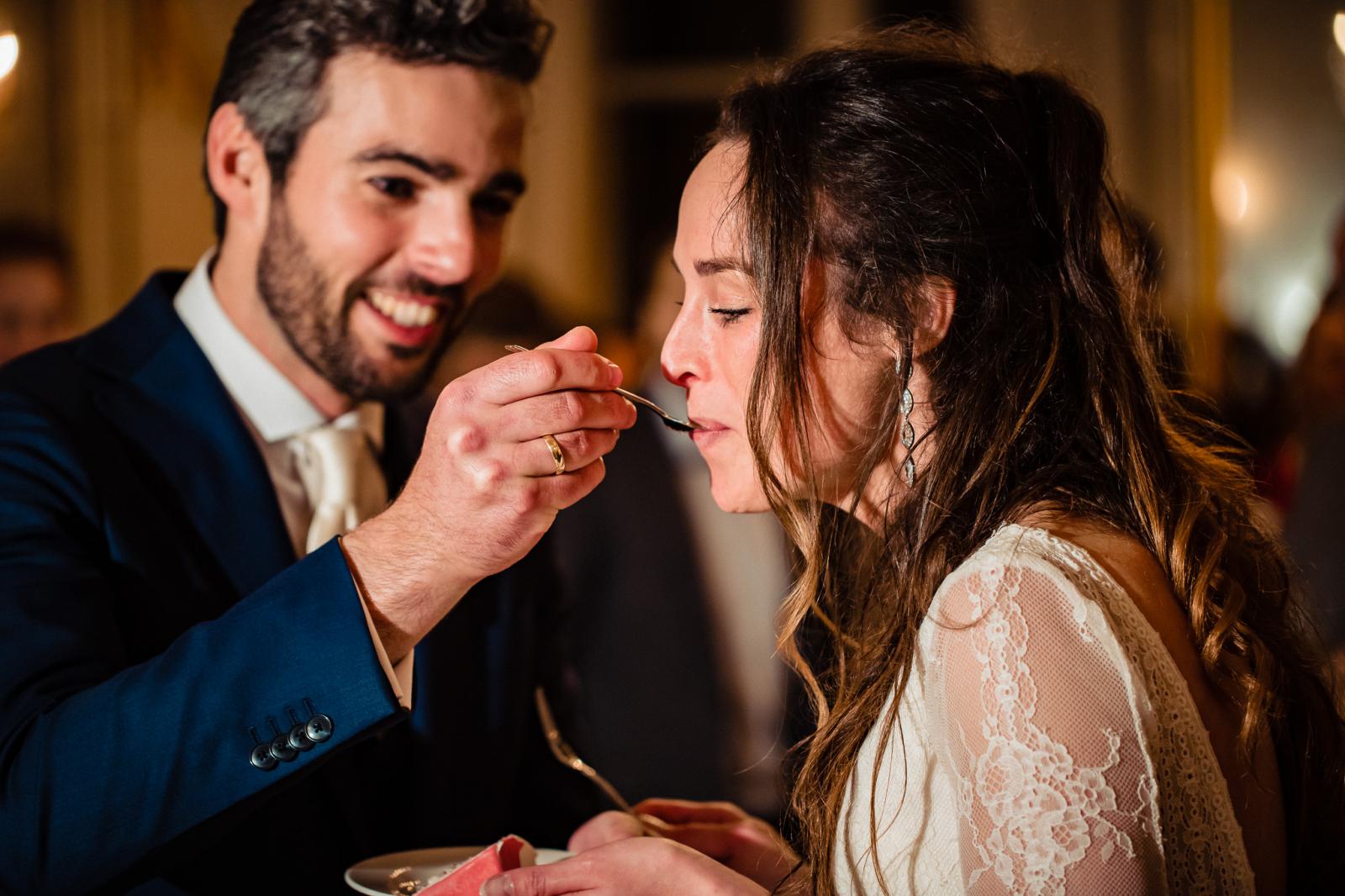 first bite trouw taart in het spaansche hof door trouwfotograaf den haag