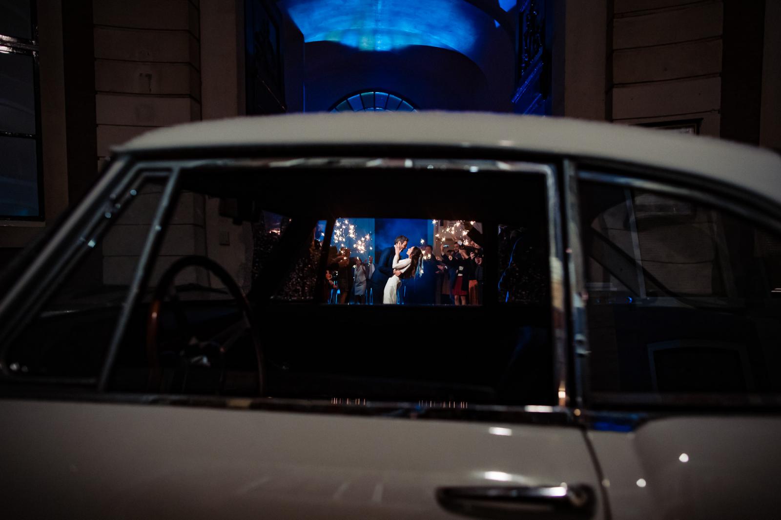 sterrentjes exit met auto bij het spaansche hof door trouwfotograaf den haag