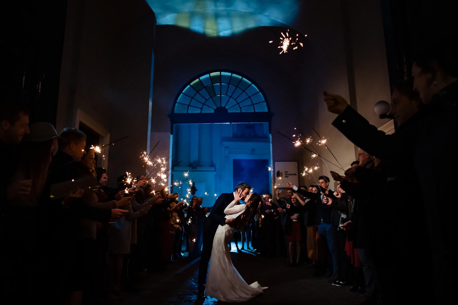 sparkler exit by het spaansche hof door trouwfotograaf den haag