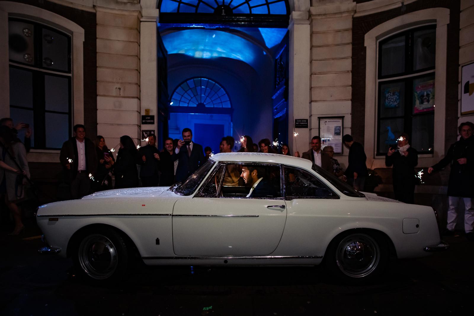 sparkler exit in auto bij het spaansche hof door trouwfotograaf den haag