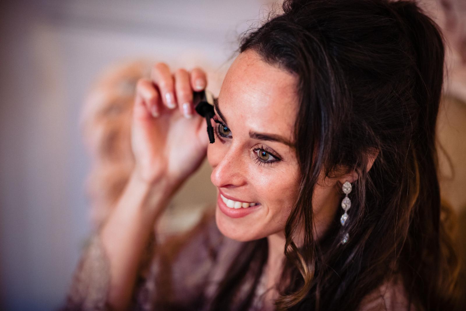 Finishing touches make-up bruid trouwfotograaf den haag spaansche hof