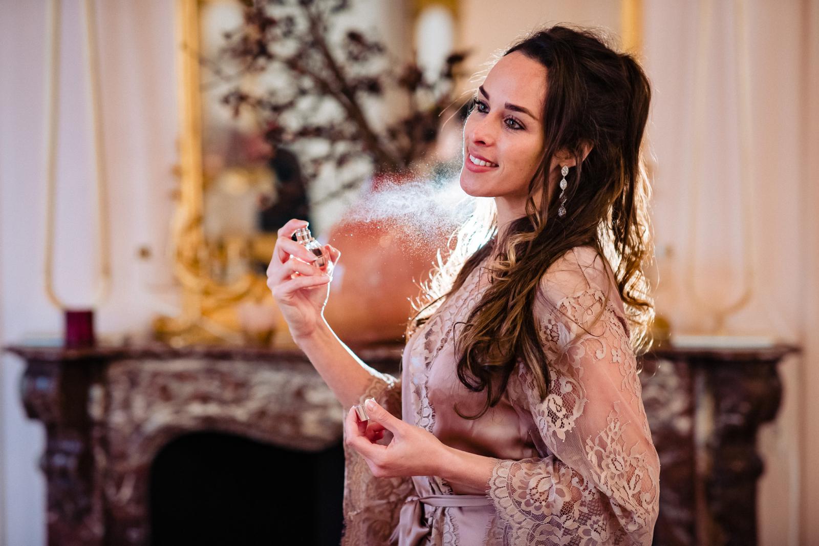 bruid parfum shot trouwfotograaf den haag spaansche hof