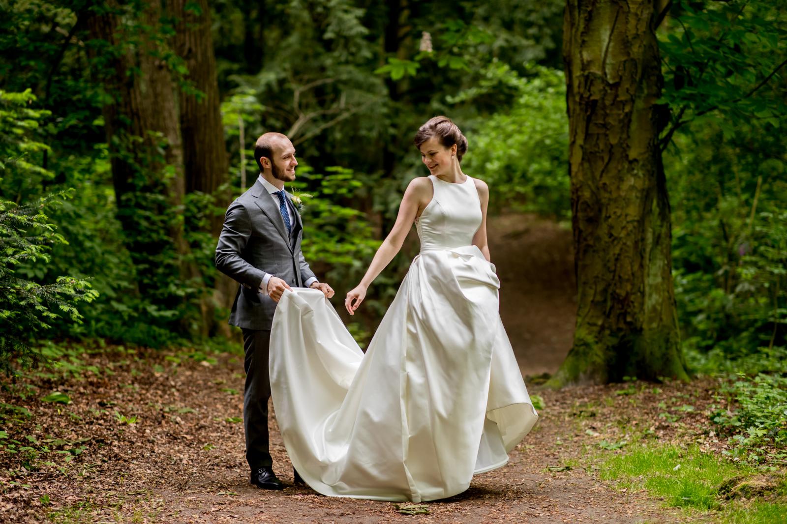 Bruidspaar in het bos bij Kasteel de Wittenburg