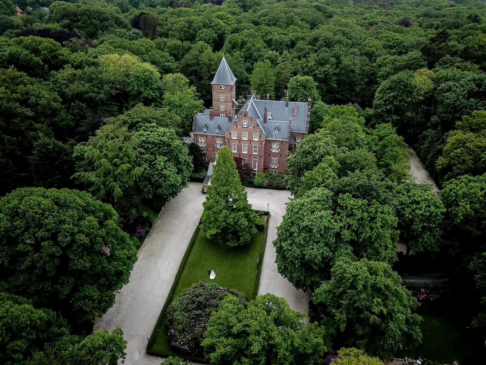 Bruidspaar in de voortuin Kasteel de Wittenburg Droneshot