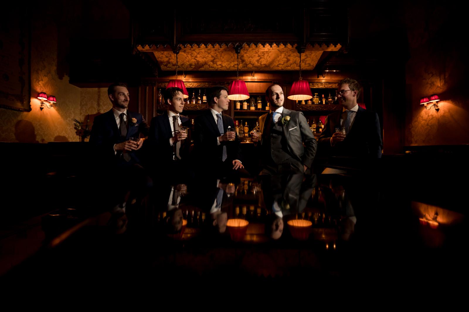 Bruidegom met vrienden in de bar bij Kasteel de Wittenburg Wassenaar