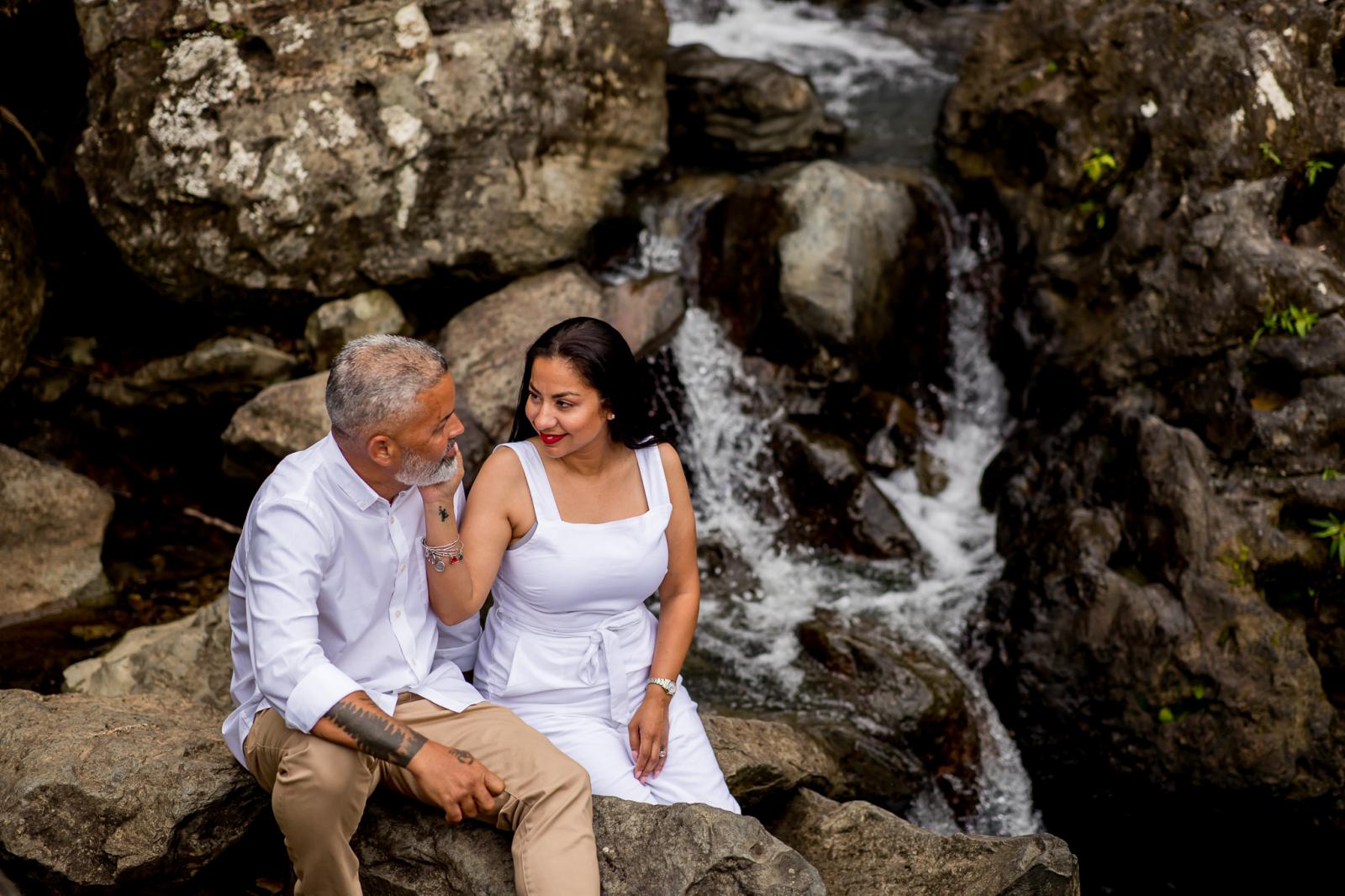 Loveshoot bij waterval door bruidsfotograaf Den Haag