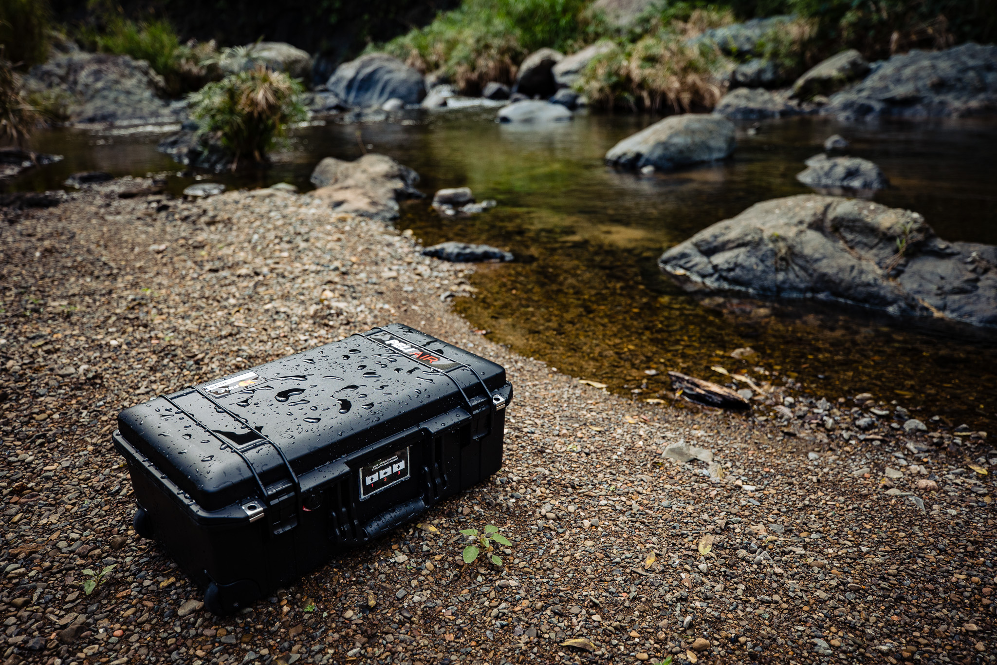 Trouwfotograaf met Peli 1535 Air bij een destination shoot in de regen