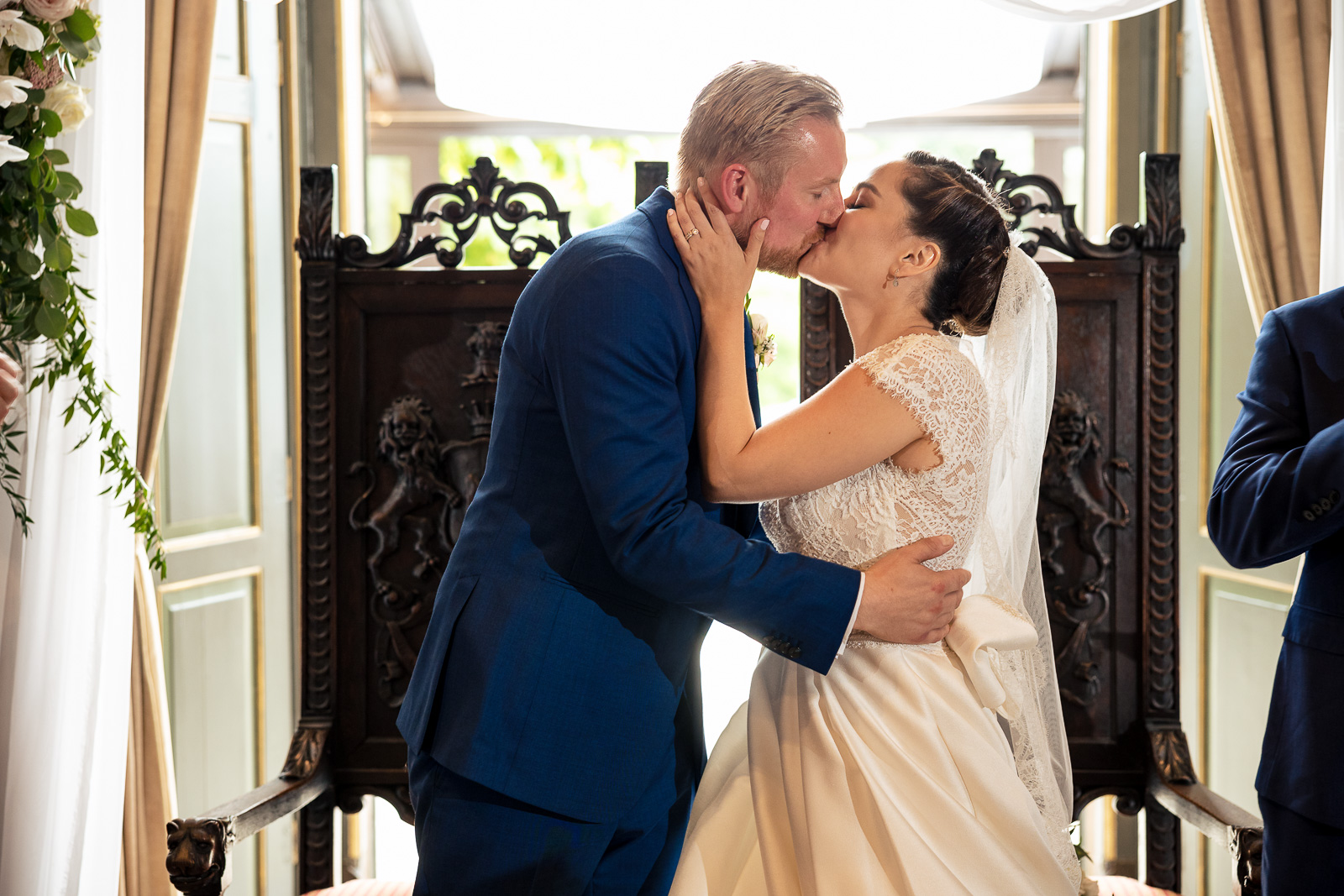 Eerste kus bruidspaar door trouwfotograaf Den Haag