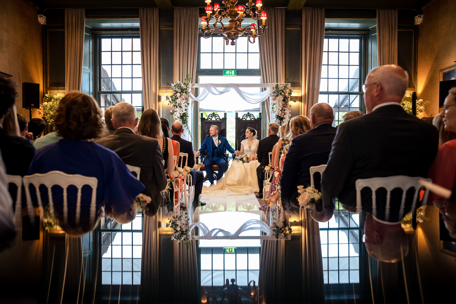 Trouwceremonie reflectie shot bruidspaar door trouwfotograaf Den Haag