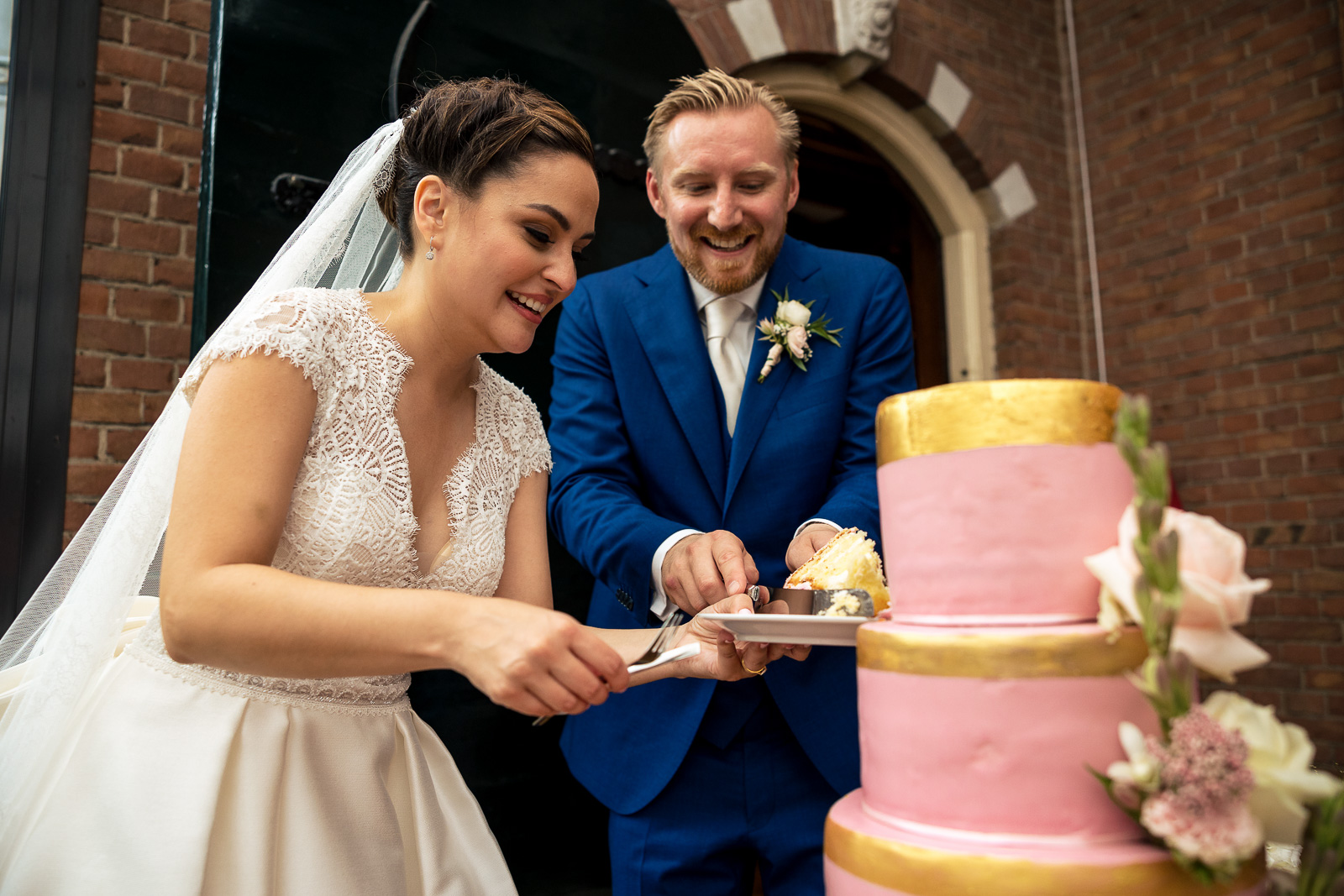 Taart moment bruidspaar tijdens receptie door trouwfotograaf Den Haag