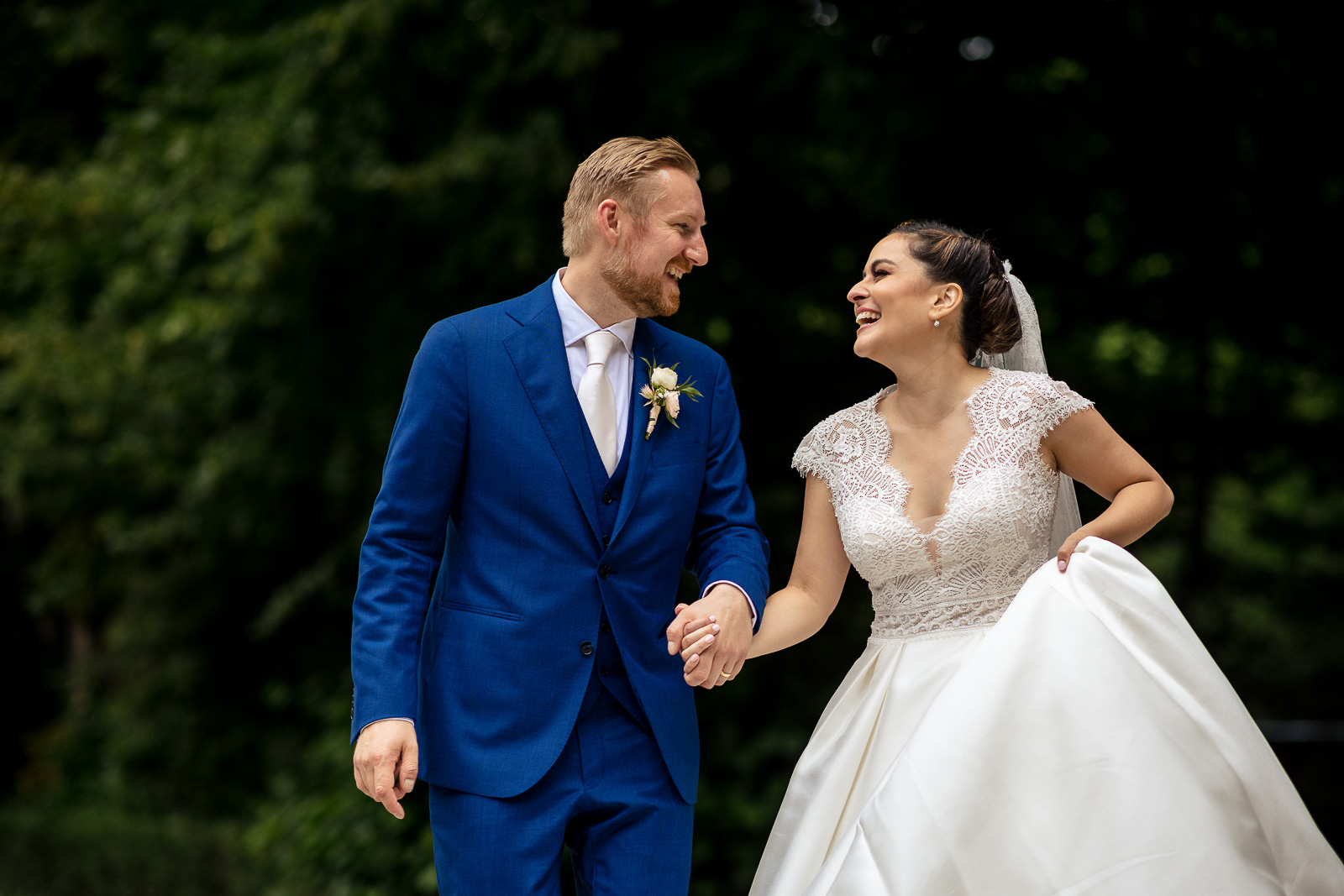 Plezier maken tijds de trouw fotoshoot door trouwfotograaf Den Haag