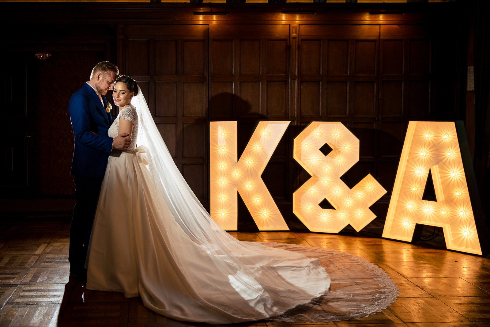 Bruidspaar bij lichtletters door trouwfotograaf Den Haag