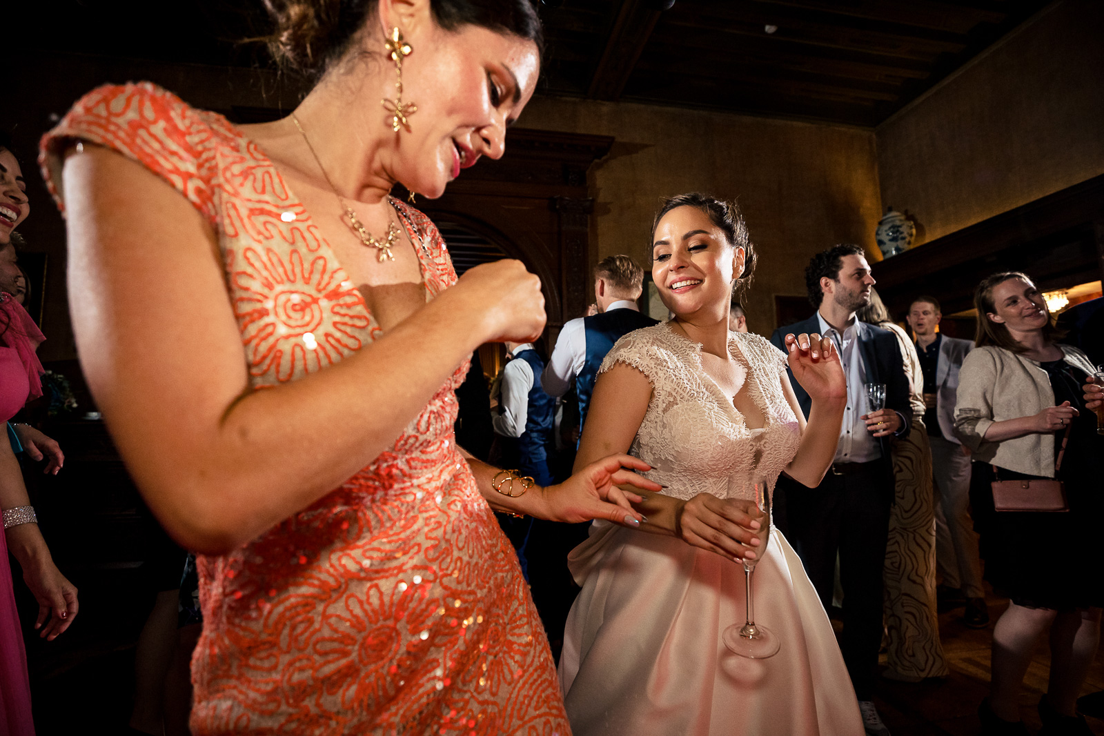 Huwelijks feest bruidspaar door trouwfotograaf Den Haag