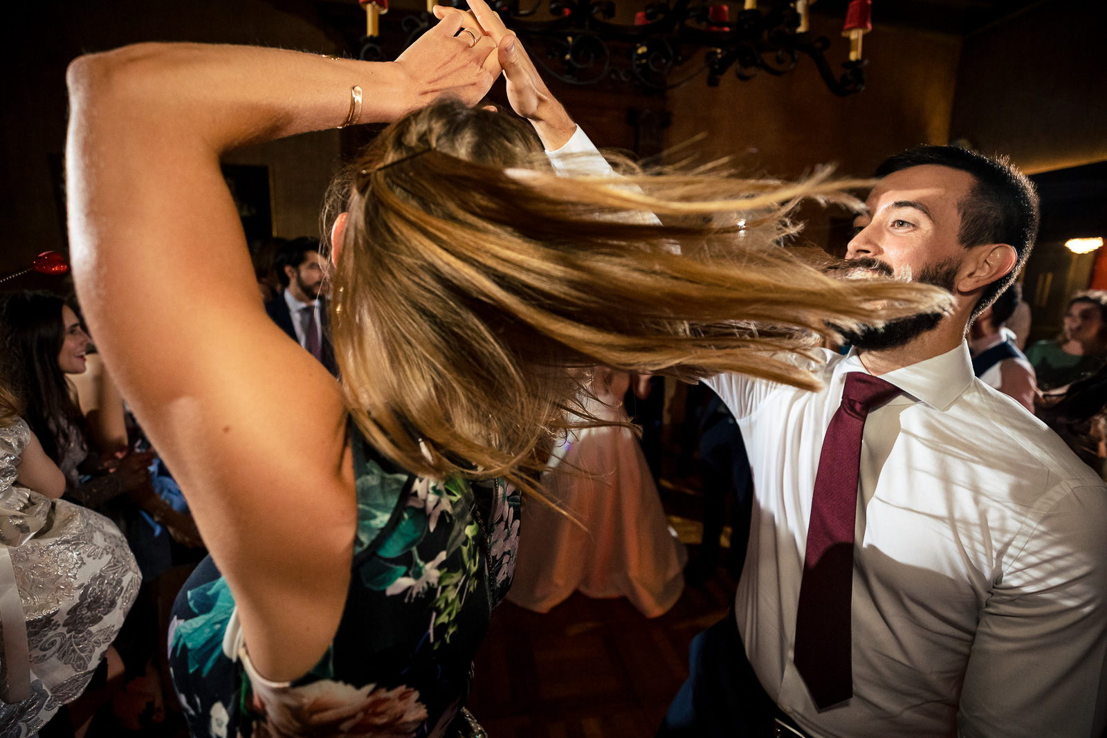 Dansen tijdens huwelijksfeest door trouwfotograaf Den Haag