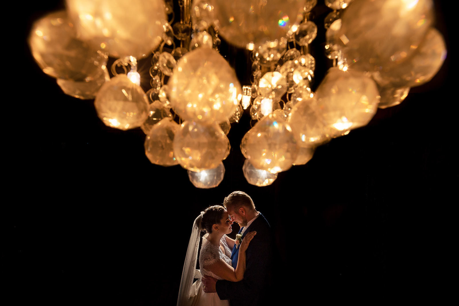 Creatieve avond foto's in het donker door trouwfotograaf Den Haag