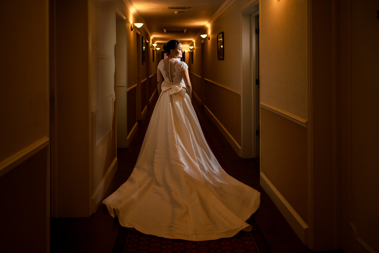 Portret Bruid voor dat de ceremonie start door trouwfotograaf Den Haag