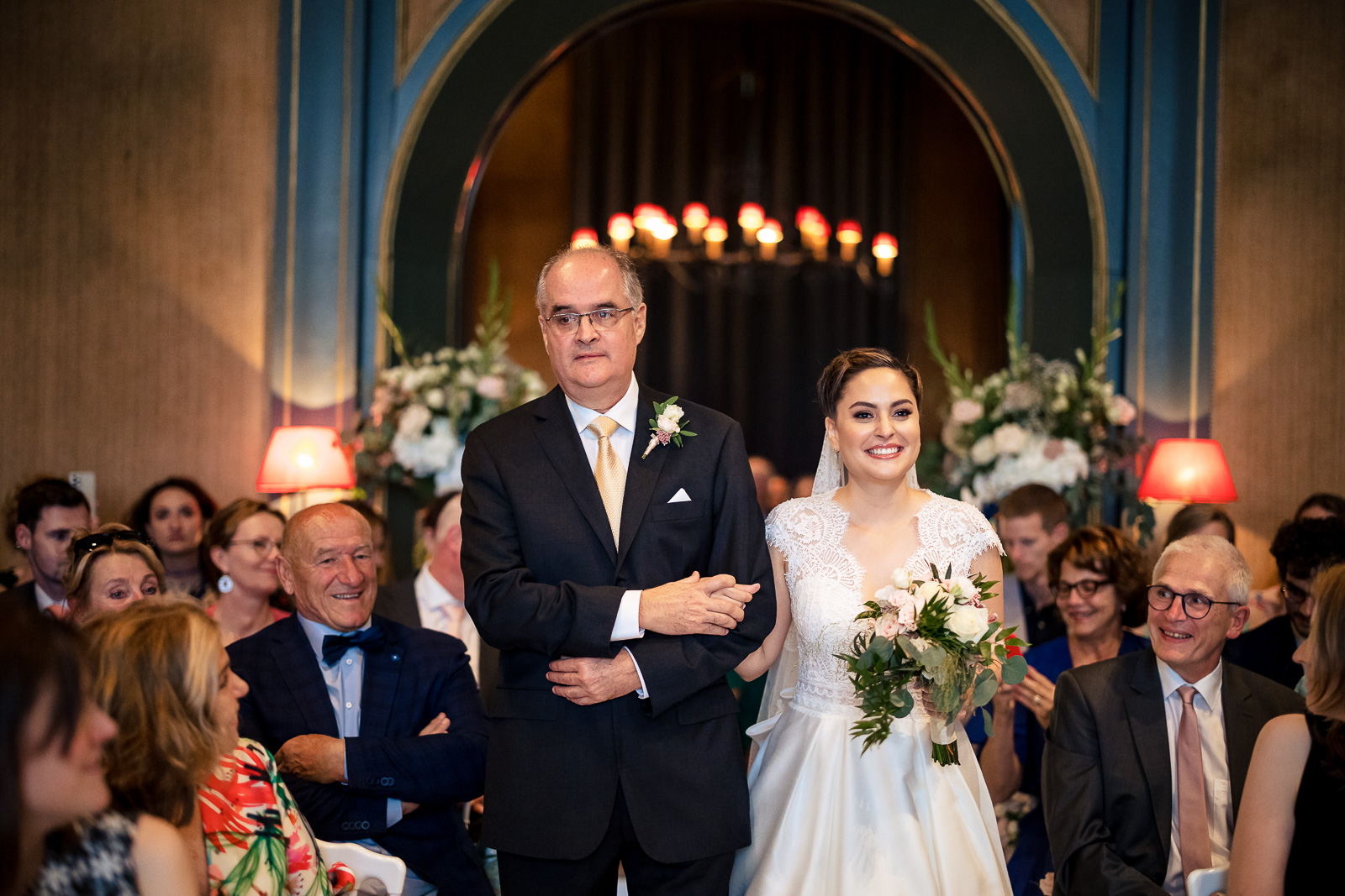 Bruid en Vader lopen samen naar voren voor de trouwceremonie door trouwfotograaf Den Haag