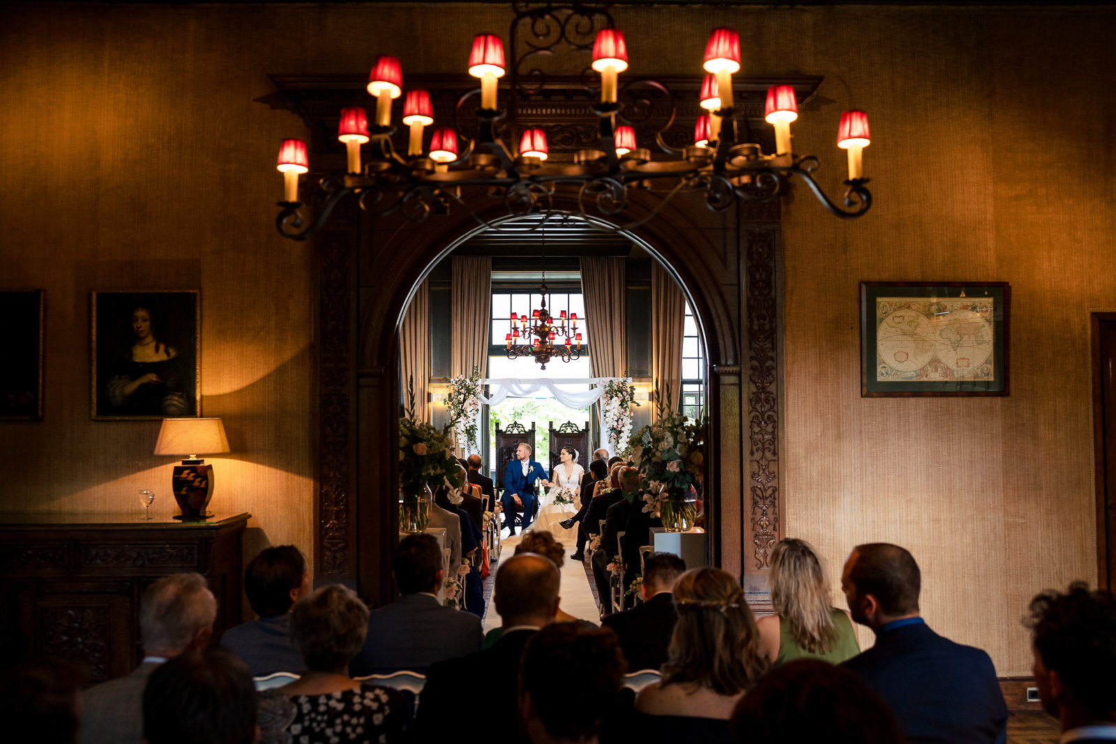 Volle zaal bij trouwceremonie door trouwfotograaf Den Haag