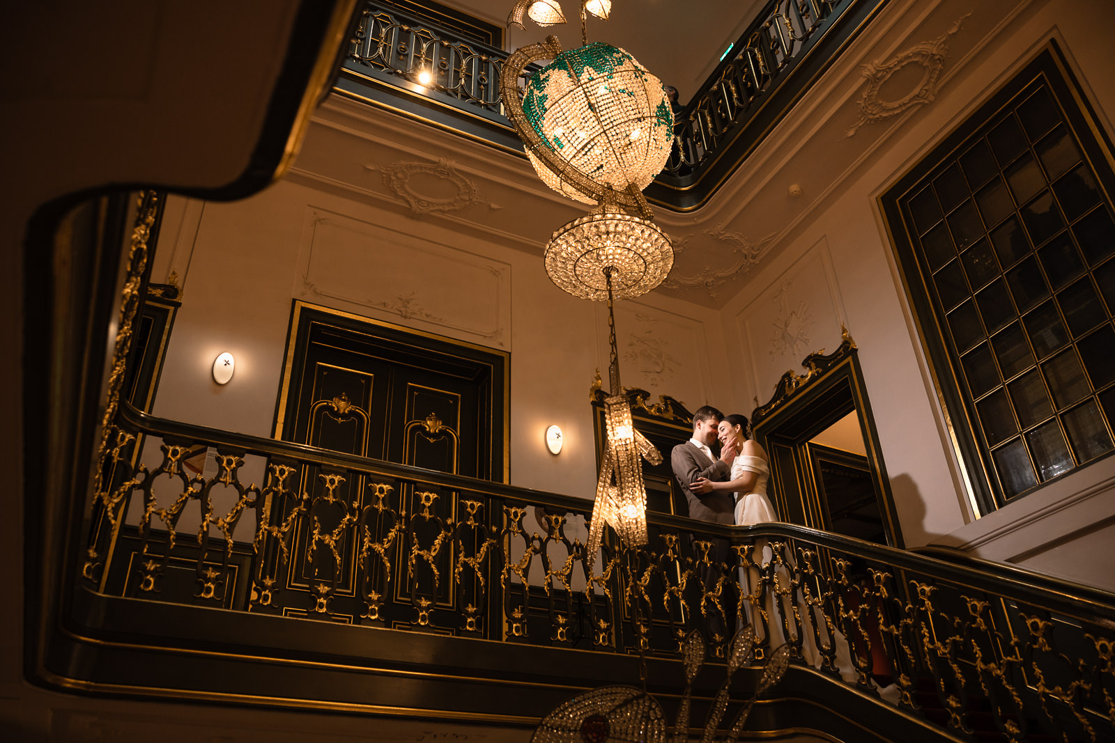 Fotoshoot bruidspaar bij Escher Museum vastgelegd door Trouwfotograaf Den Haag Paco van Leeuwen