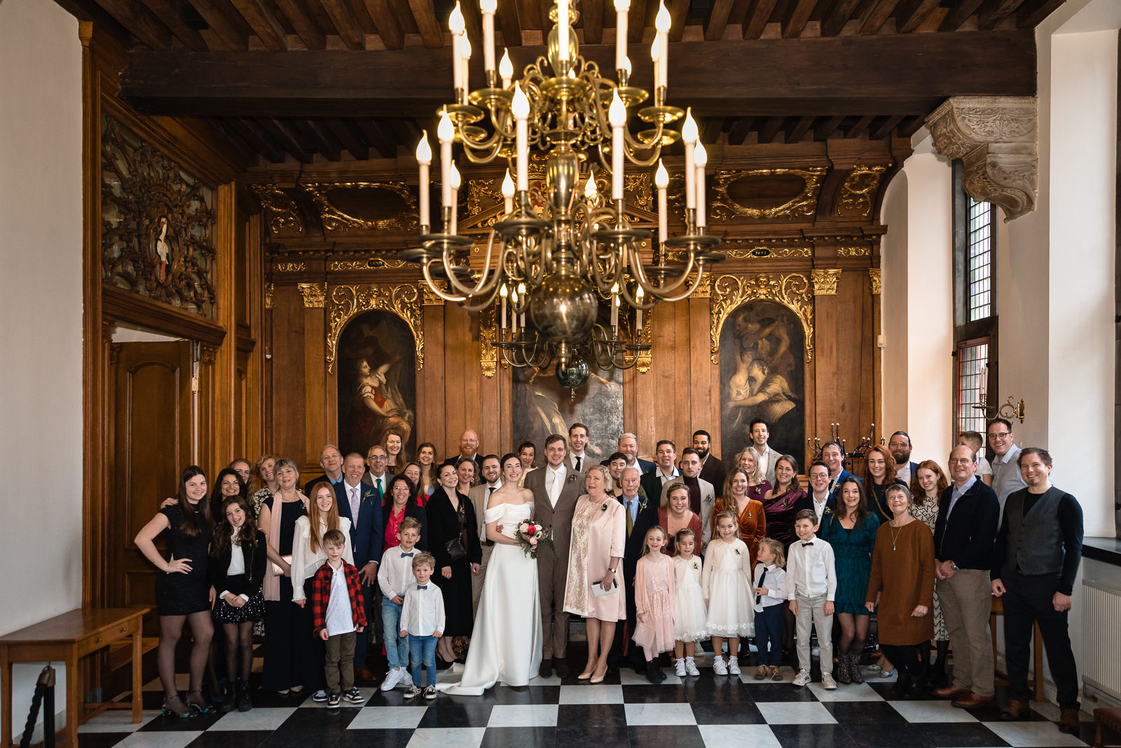 Groepsfoto met alle daggasten bij oude stadhuis vastgelegd door Trouwfotograaf Den Haag Paco van Leeuwen