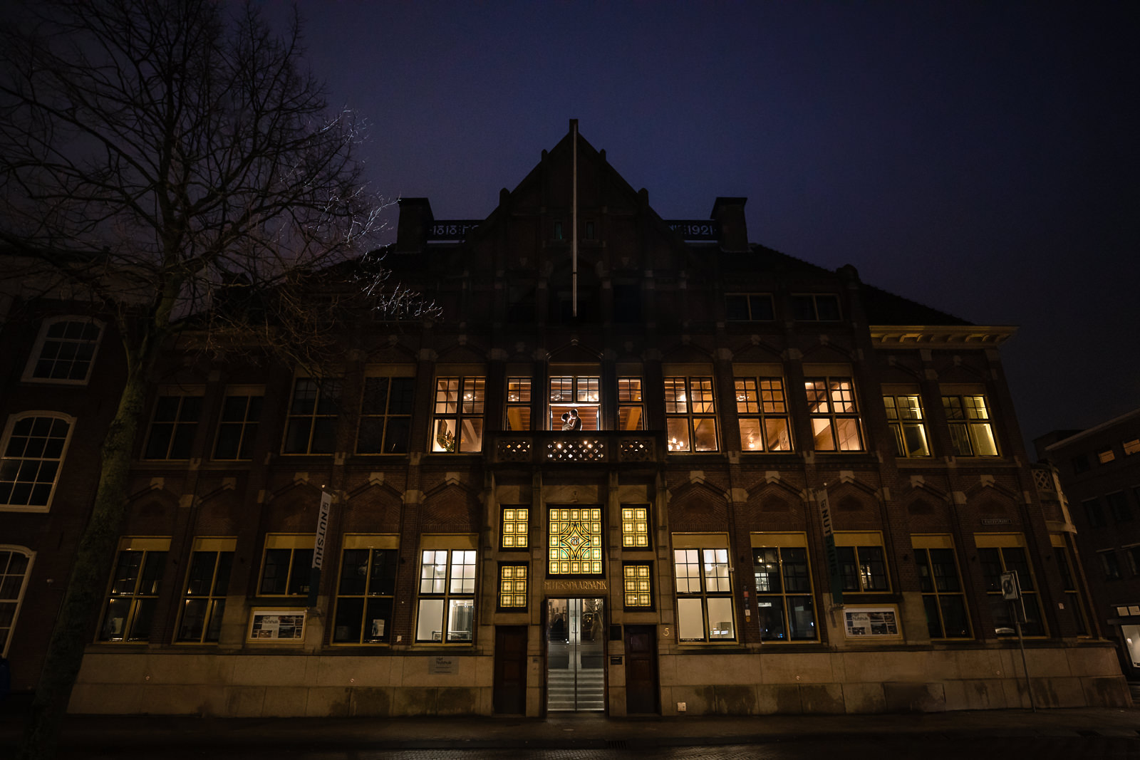 Creatieve avond foto met bruidspaar bij het Nutshuis Nichtje van het bruidspaar speelt een mooi emotioneel klassiek stuk op de piano vastgelegd door Trouwfotograaf Den Haag Paco van Leeuwen