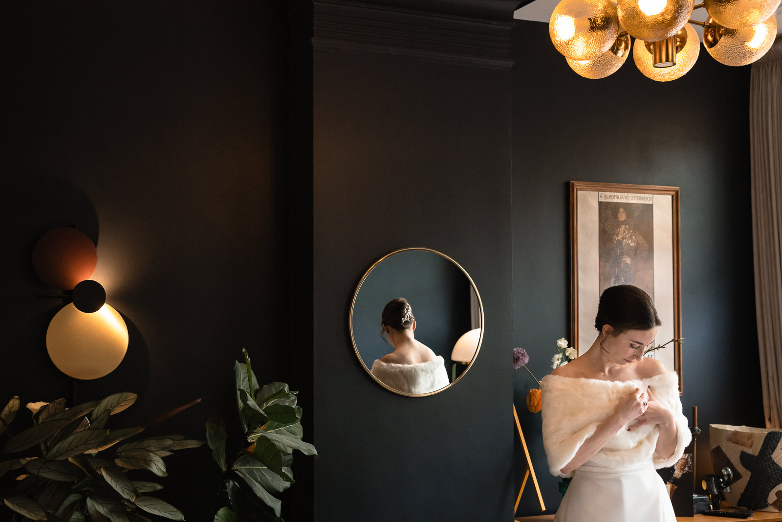 Bruid trekt haar bond stola aan om in de kou naar buiten te gaan voor de fotoshoot vastgelegd door Trouwfotograaf Den Haag Paco van Leeuwen