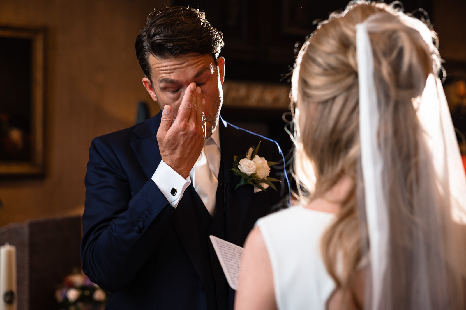 Binnen kasteel ceremonie emotionele bruidegom tijdens geloften Trouwfotograaf Paco van Leeuwen