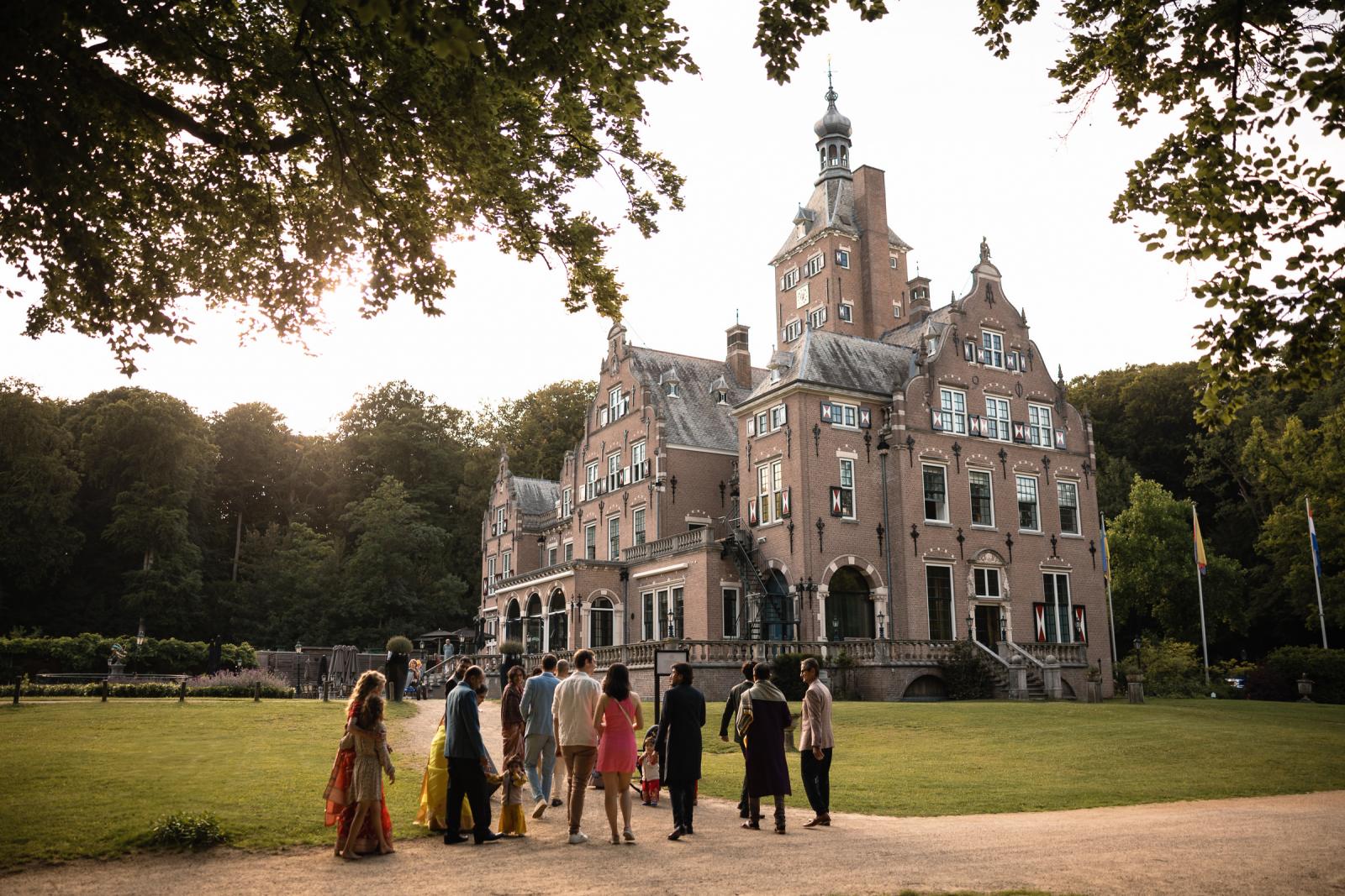 Gasten lopen naar Duin en Kruidberg voor binnen ceremonie 