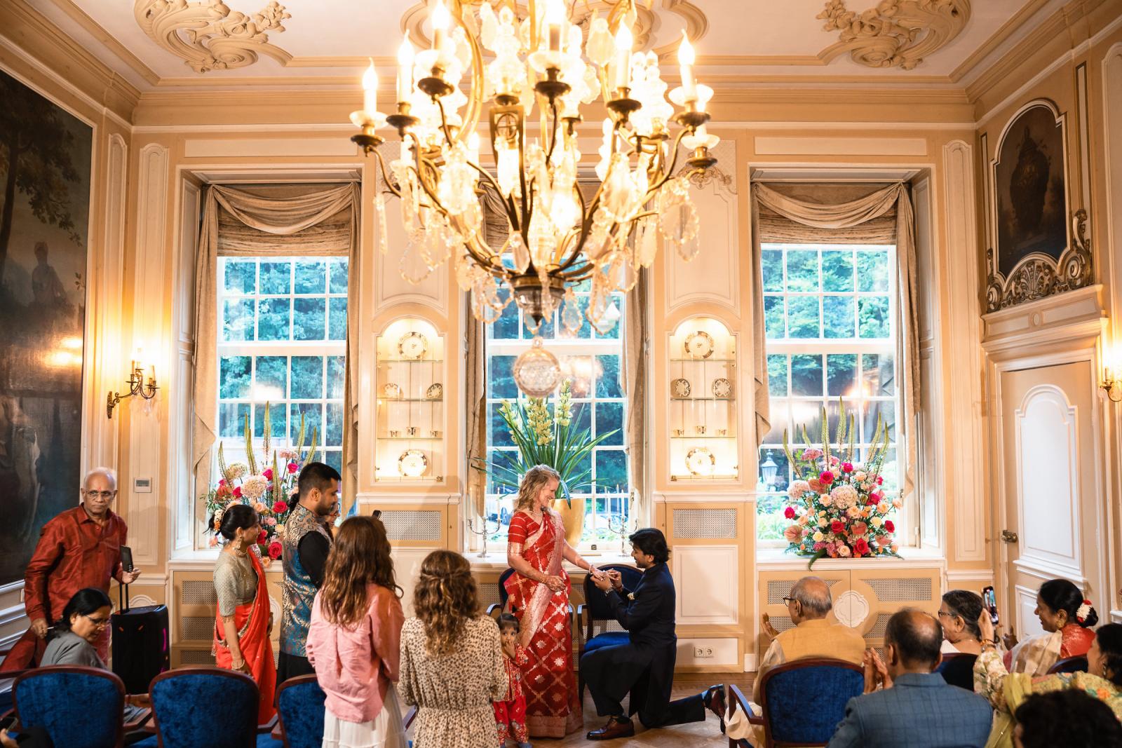 Indiase trouwceremonie binnen bij Landgoed Duin en Kruidberg