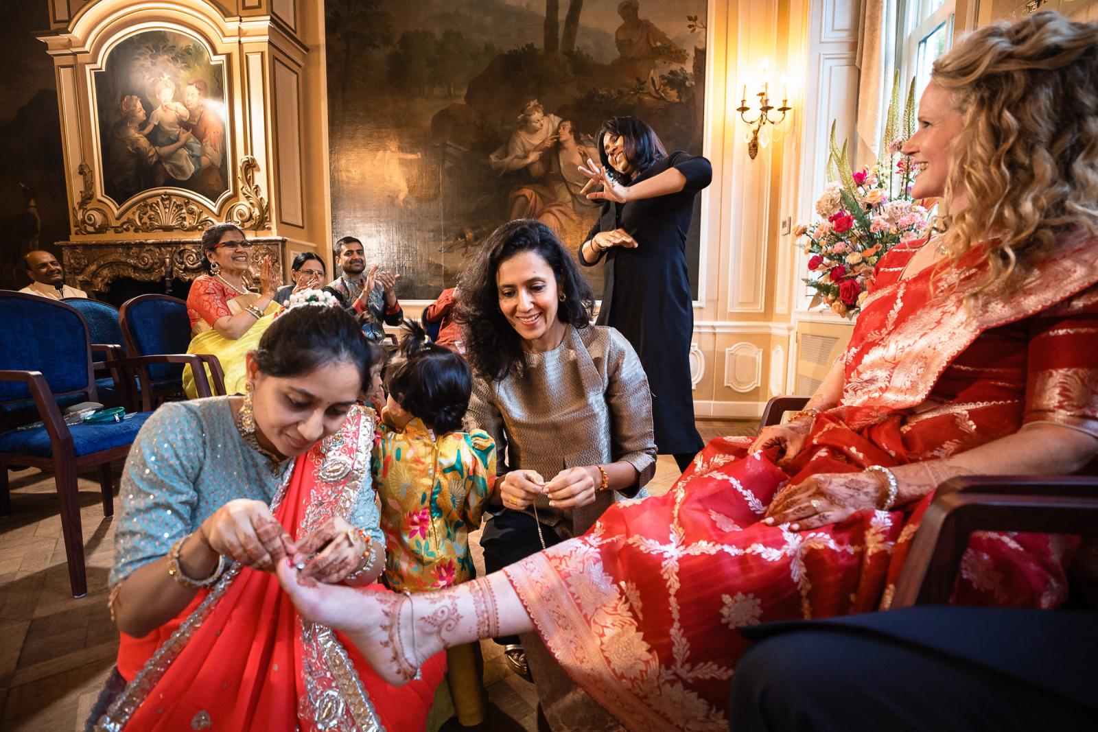 Indiase trouwceremonie binnen bij Landgoed Duin en Kruidberg bruid krijgt sierraden