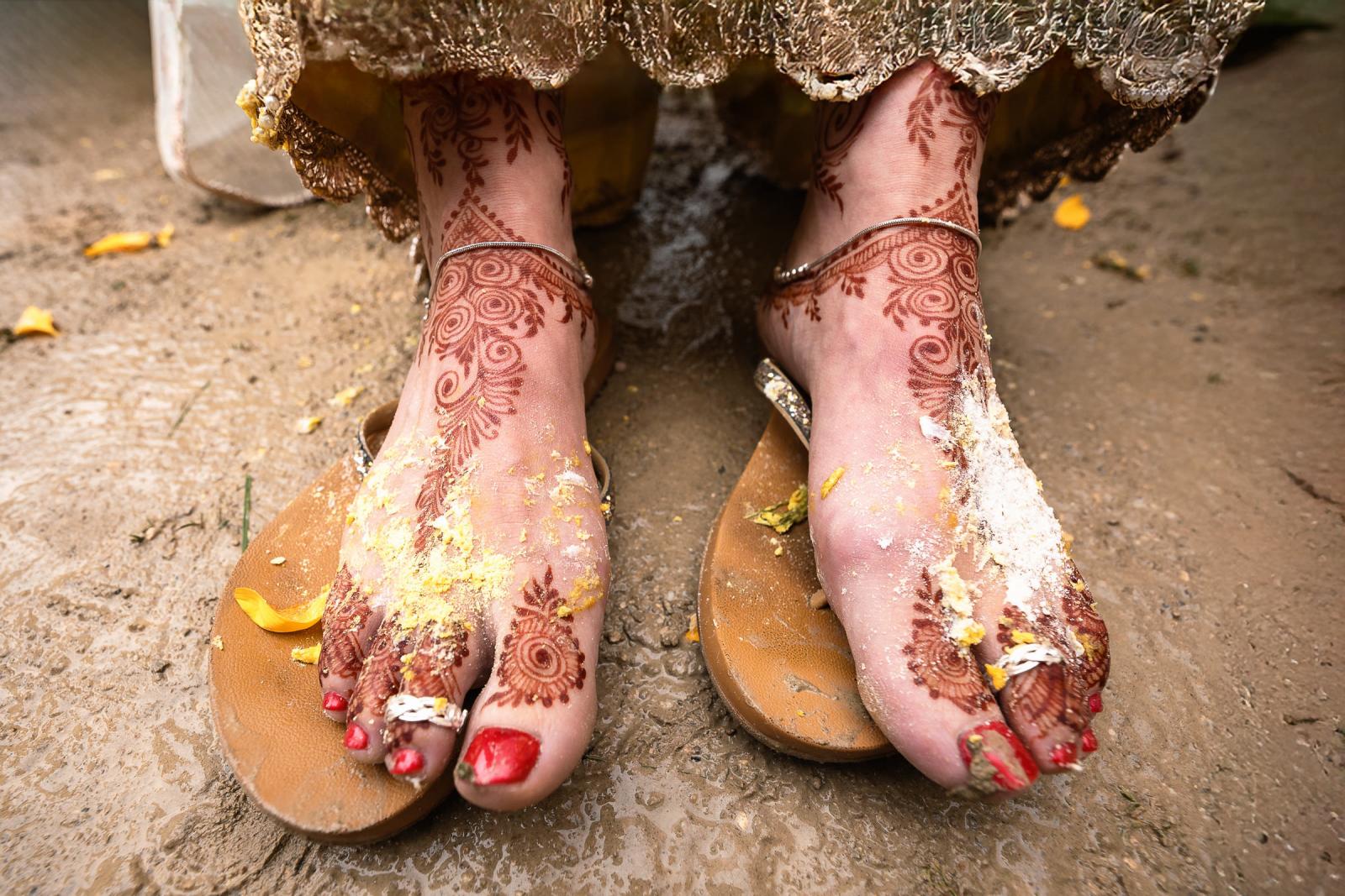 Vieze voeten van bruid tijden Indiase Haldi ceremonie op terras van Landgoed Duin en Kruidberg
