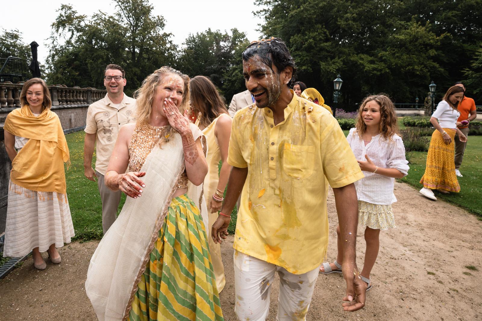 Bruidspaar loopt volledig vies weg van enerverende Indiase Haldi ceremonie op terras van Landgoed Duin en Kruidberg