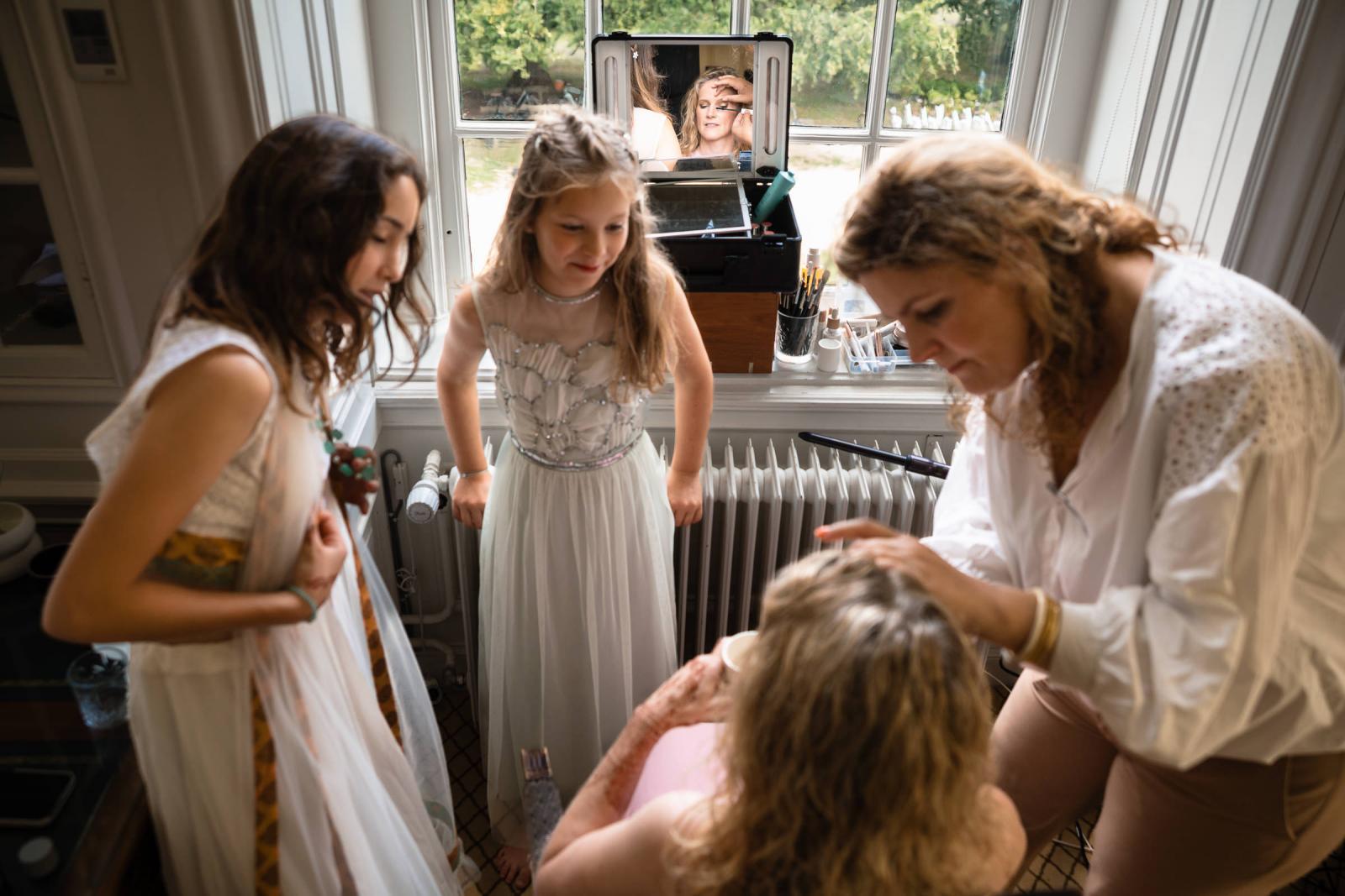 Familie geniet van ontspannen voorbereidingen op exclusieve trouwlocatie in Landgoed Duin en Kruidberg in Santpoort
