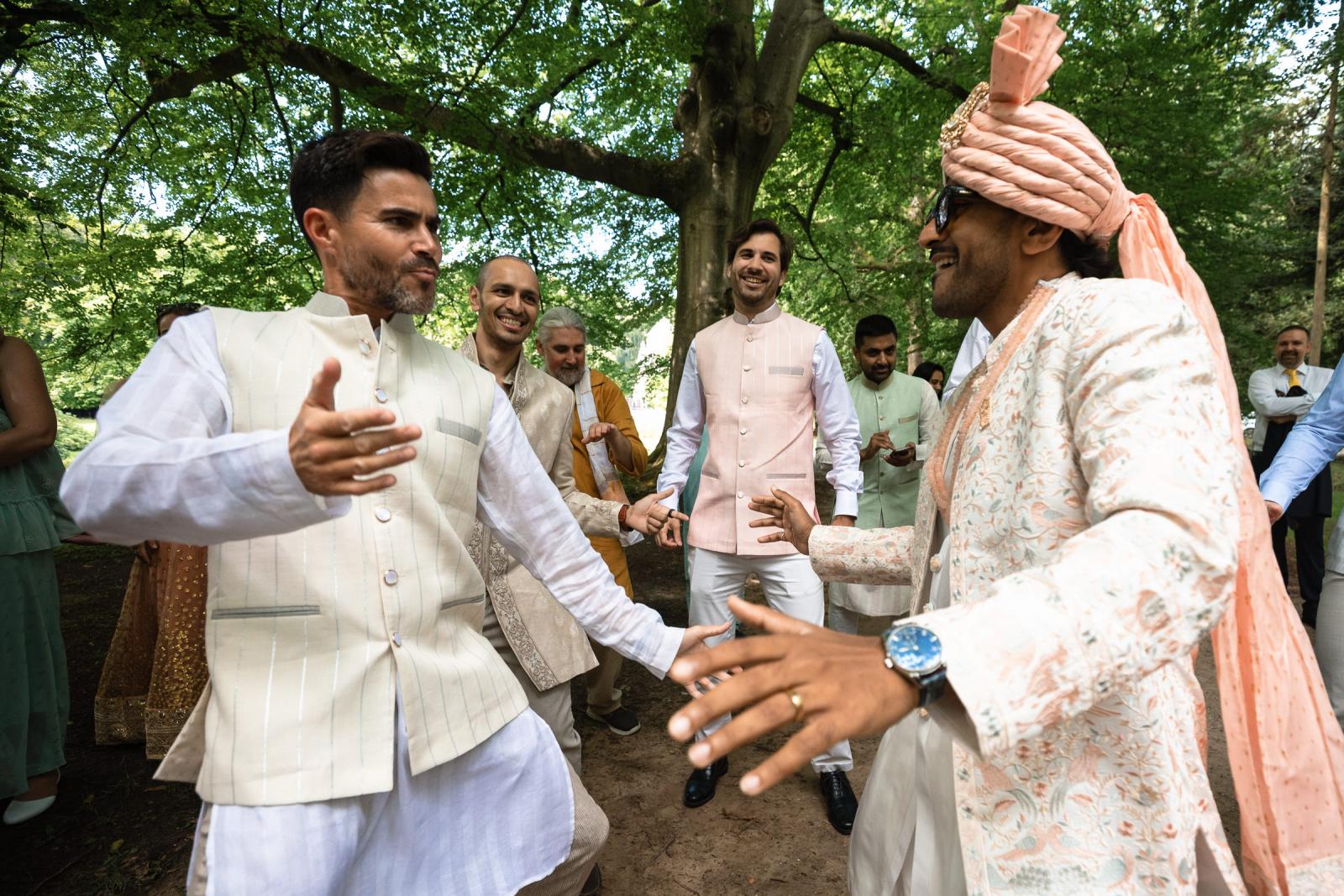 Dansende getuige tijdens feestelijke Baraat op exclusieve trouwlocatie Nederland