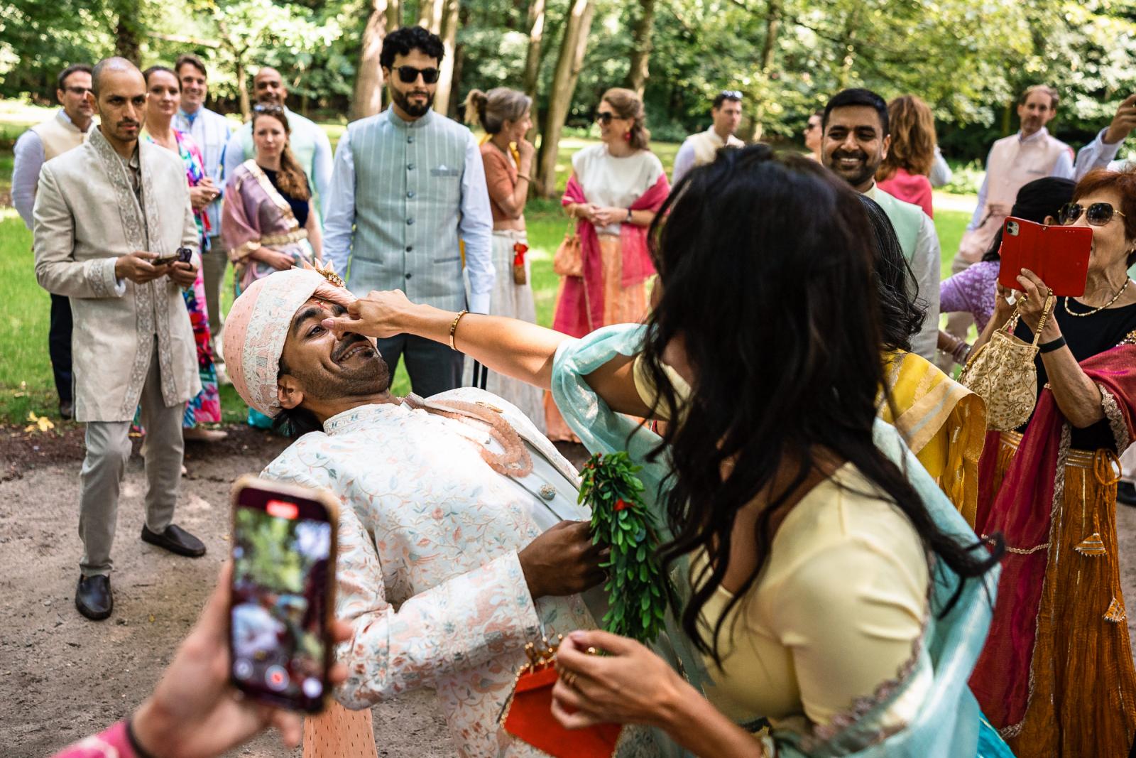Bruidegom Nilesh arriveert bij Indiase bruiloft met muziek en bloemenbakfiets