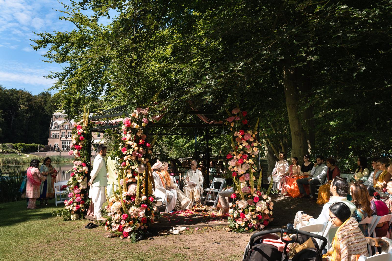 Indiase trouwceremonie onder mandap in het prieel van Landgoed Duin en Kruidberg